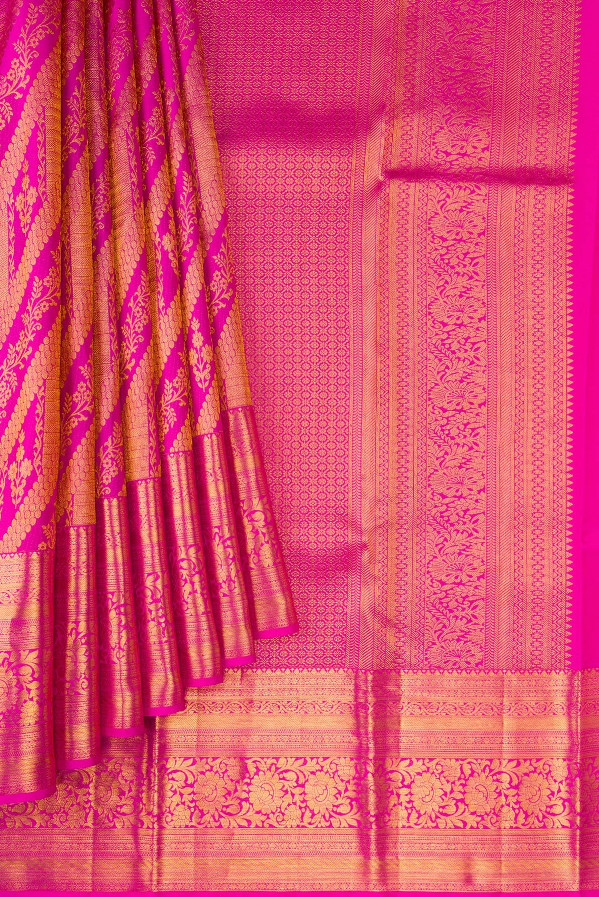 Pleats and pallu of Pink Dual Tone Kanchipuram Silk Saree with Zari Brocade on the body and Zari Border. 