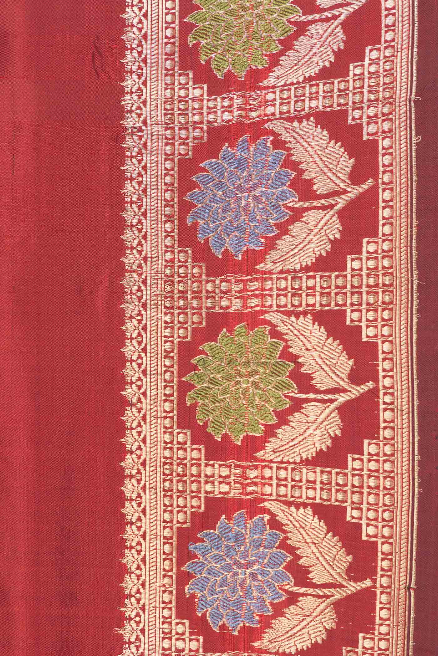 Border image of Maroon Dual Tone Banarasi Silk Saree with Plain Body and Zari And Thread Border. 