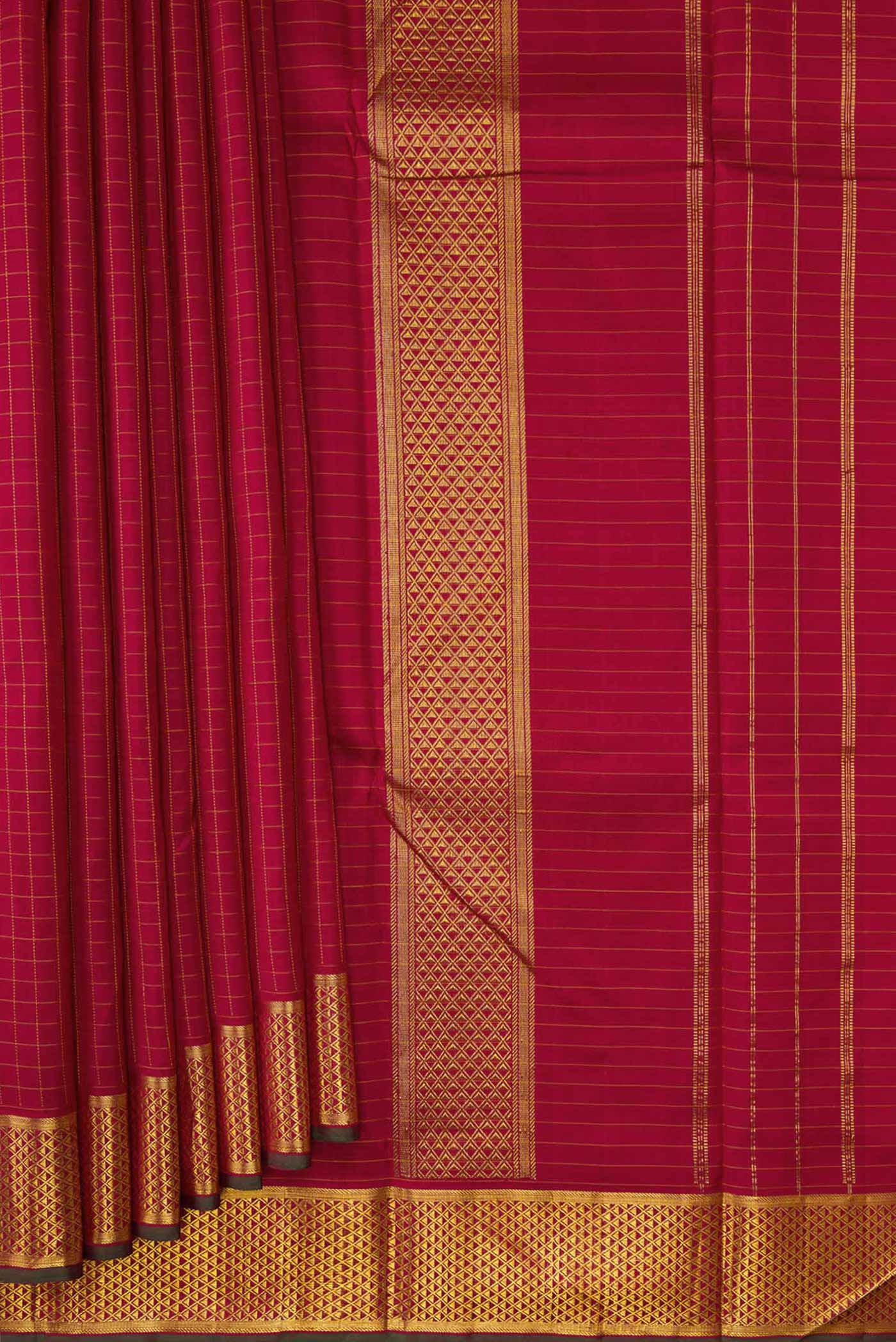 Pleats and pallu of Maroon Dual Tone Kanchipuram Silk Saree with Checked design on the body and Zari Border. 
