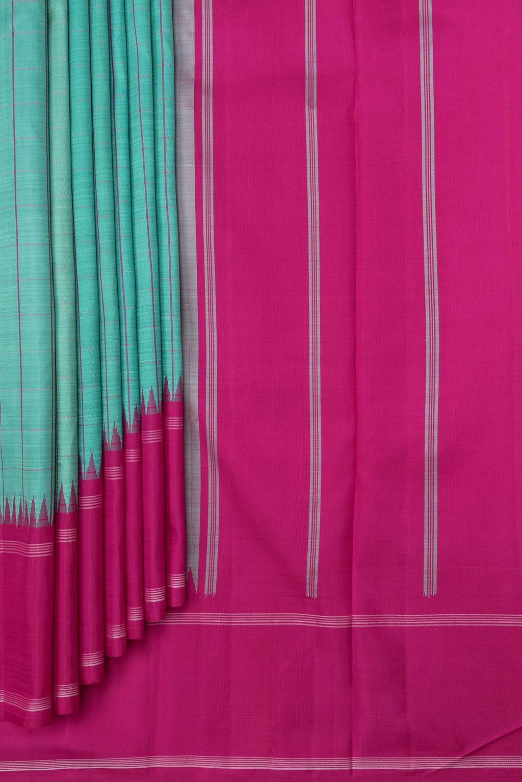 Pleats and pallu of Green Dual Tone Kanchipuram Saree with Checked design on the body and Thread Border. 