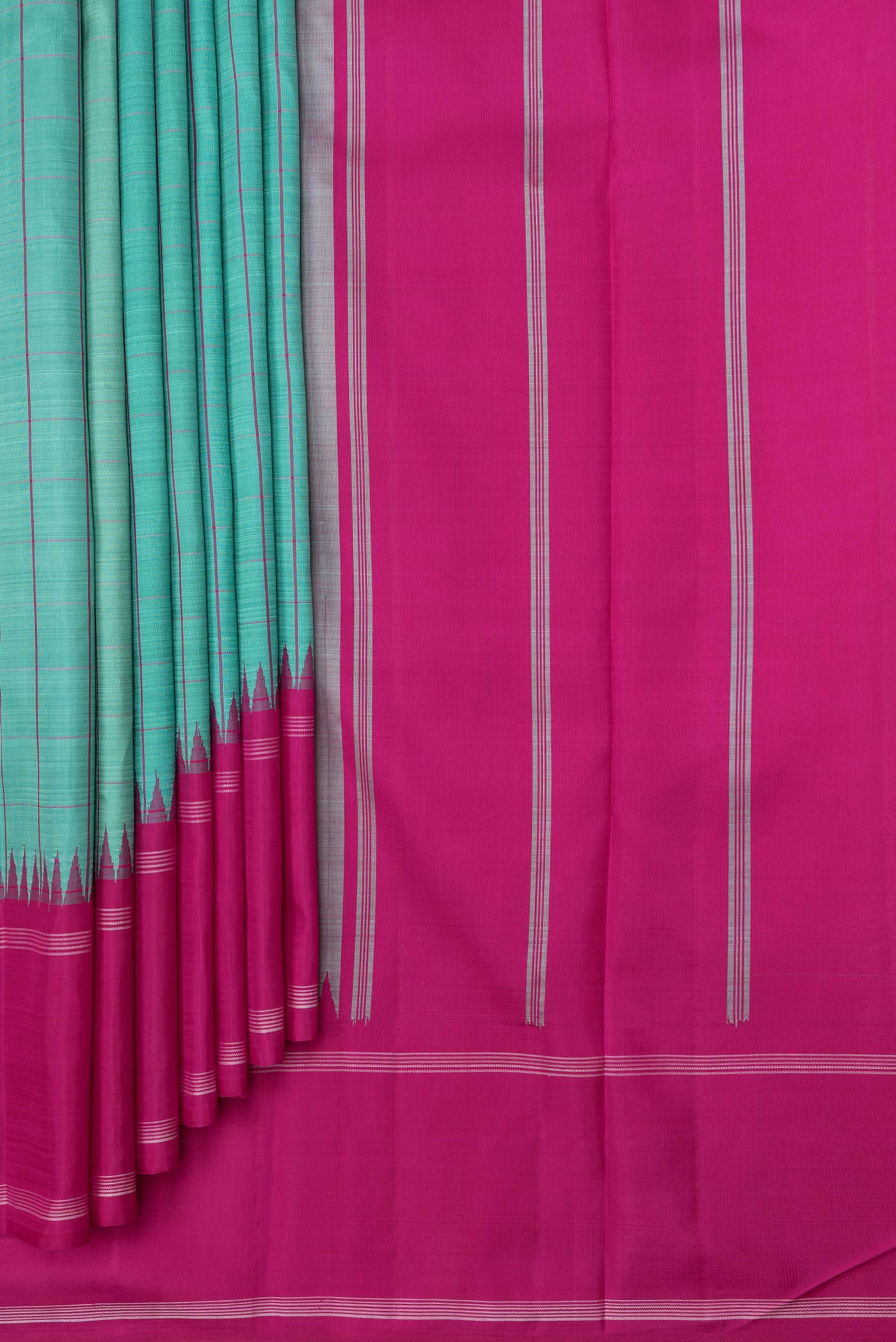 Pleats and pallu of Green Dual Tone Kanchipuram Saree with Checked design on the body and Thread Border. 