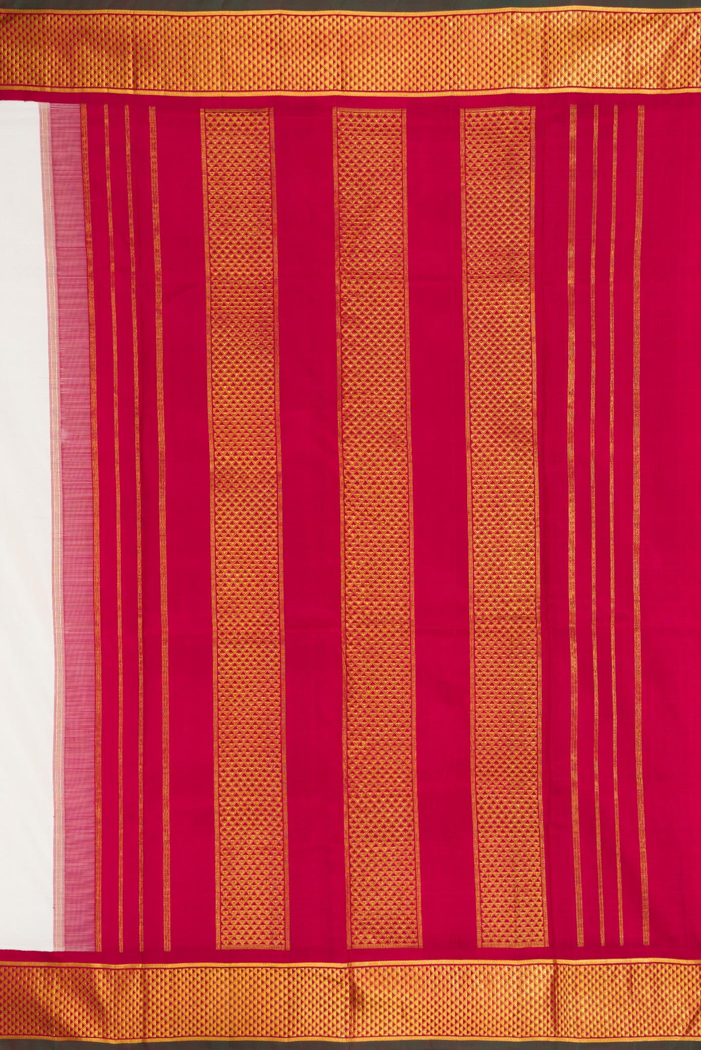 Close up image of the pallu of White Dual Tone Kanchipuram Silk Nine Yards Saree with Plain Body and Zari Border. 