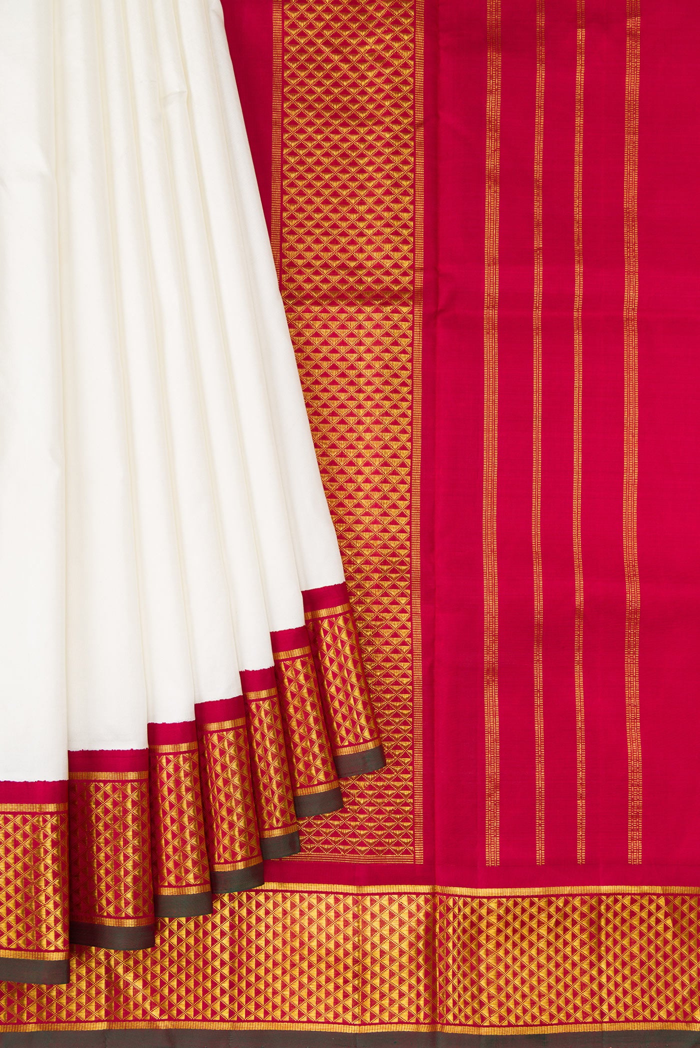 Pleats and pallu of White Dual Tone Kanchipuram Silk Nine Yards Saree with Plain Body and Zari Border. 