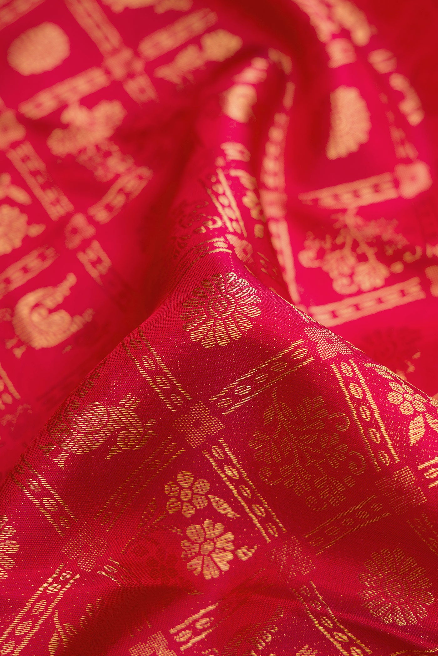 Close up of Dark Pink Dual Tone Kanchipuram Silk Saree with Zari Brocade on the body and Zari Border.  displaying folds