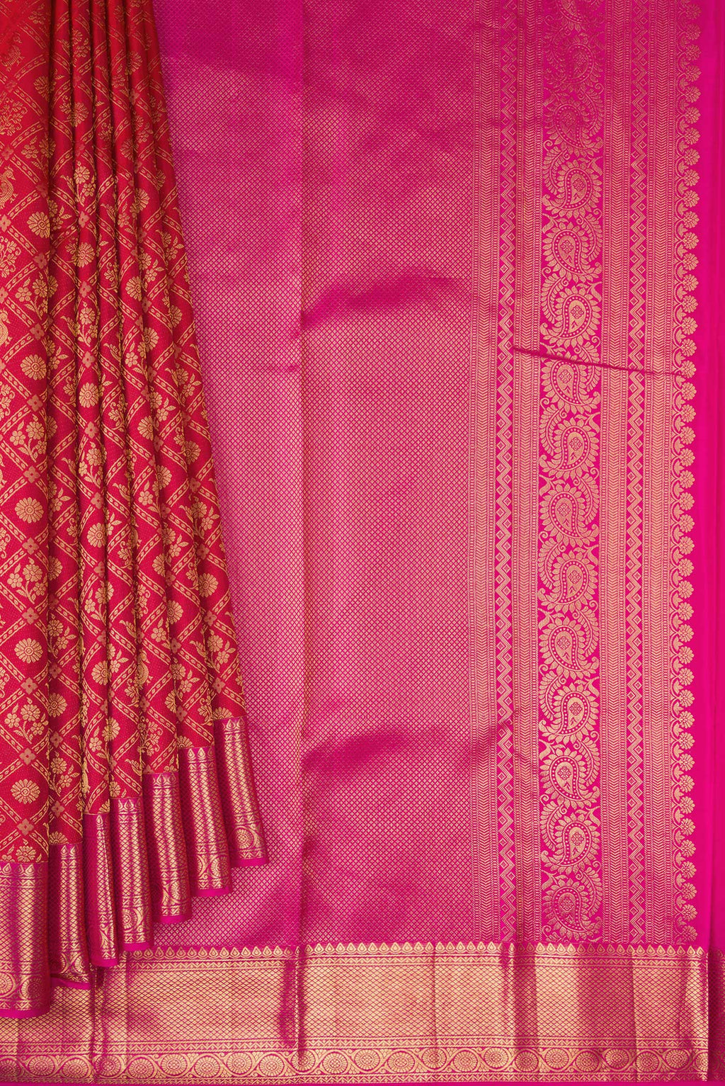 Pleats and pallu of Dark Pink Dual Tone Kanchipuram Silk Saree with Zari Brocade on the body and Zari Border. 