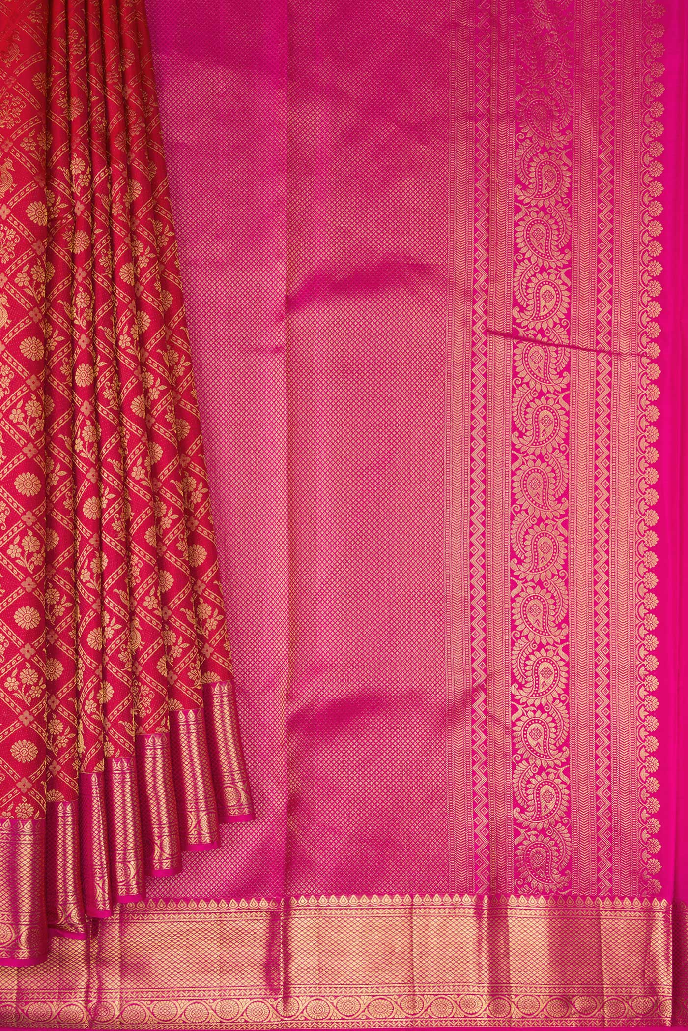 Pleats and pallu of Dark Pink Dual Tone Kanchipuram Silk Saree with Zari Brocade on the body and Zari Border. 