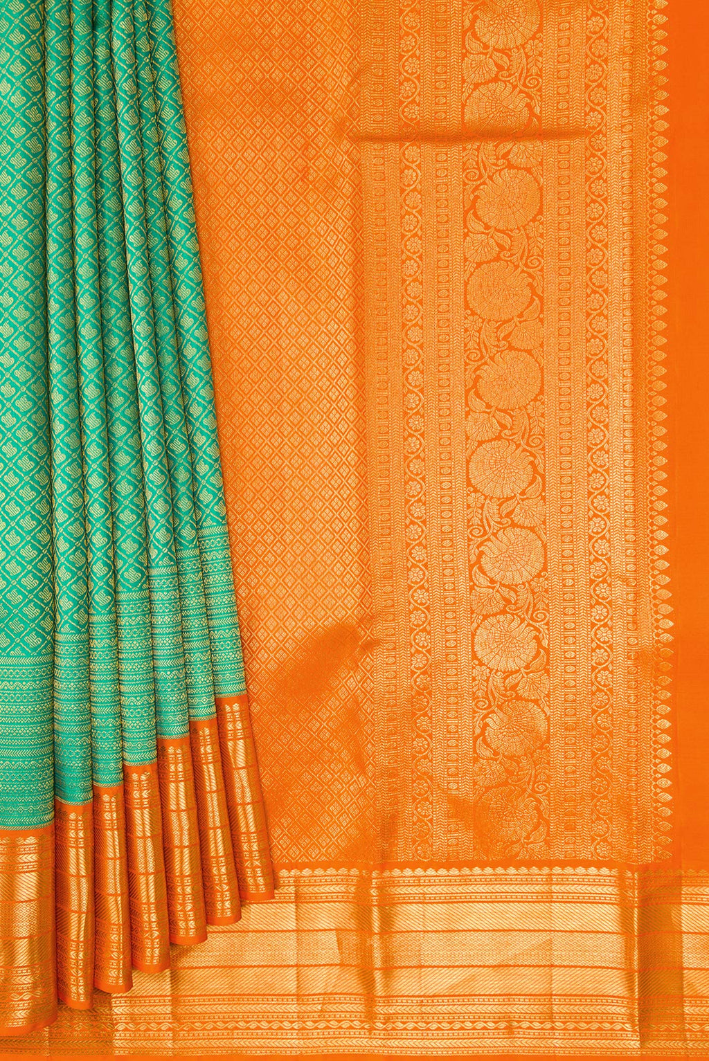 Pleats and pallu of Green Dual Tone Kanchipuram Silk Saree with Zari Brocade on the body and Zari Border. 