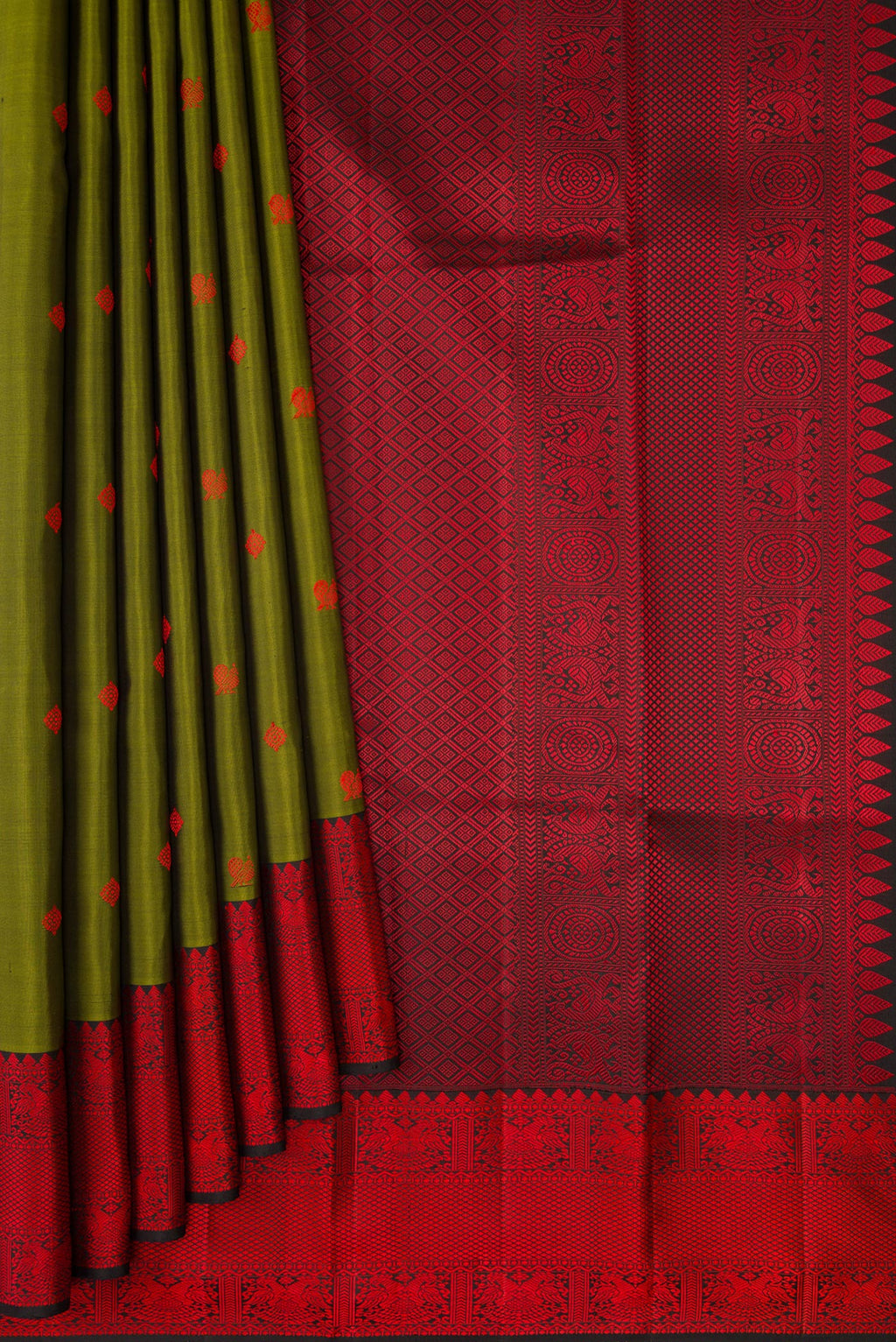 Pleats and pallu of Mehandi Green Kanjivaram Silk Saree with Thread Butta on the body and Thread Border. 