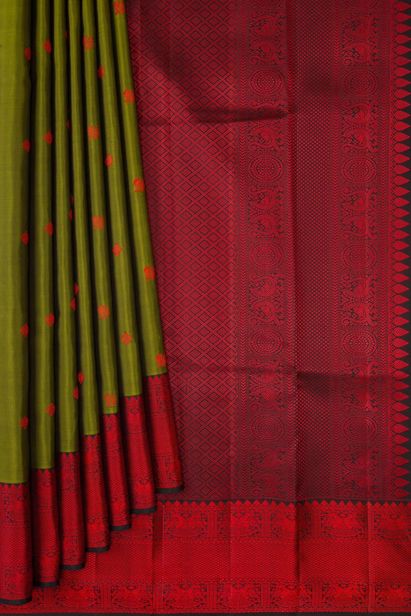 Pleats and pallu of Mehandi Green Kanjivaram Silk Saree with Thread Butta on the body and Thread Border. 