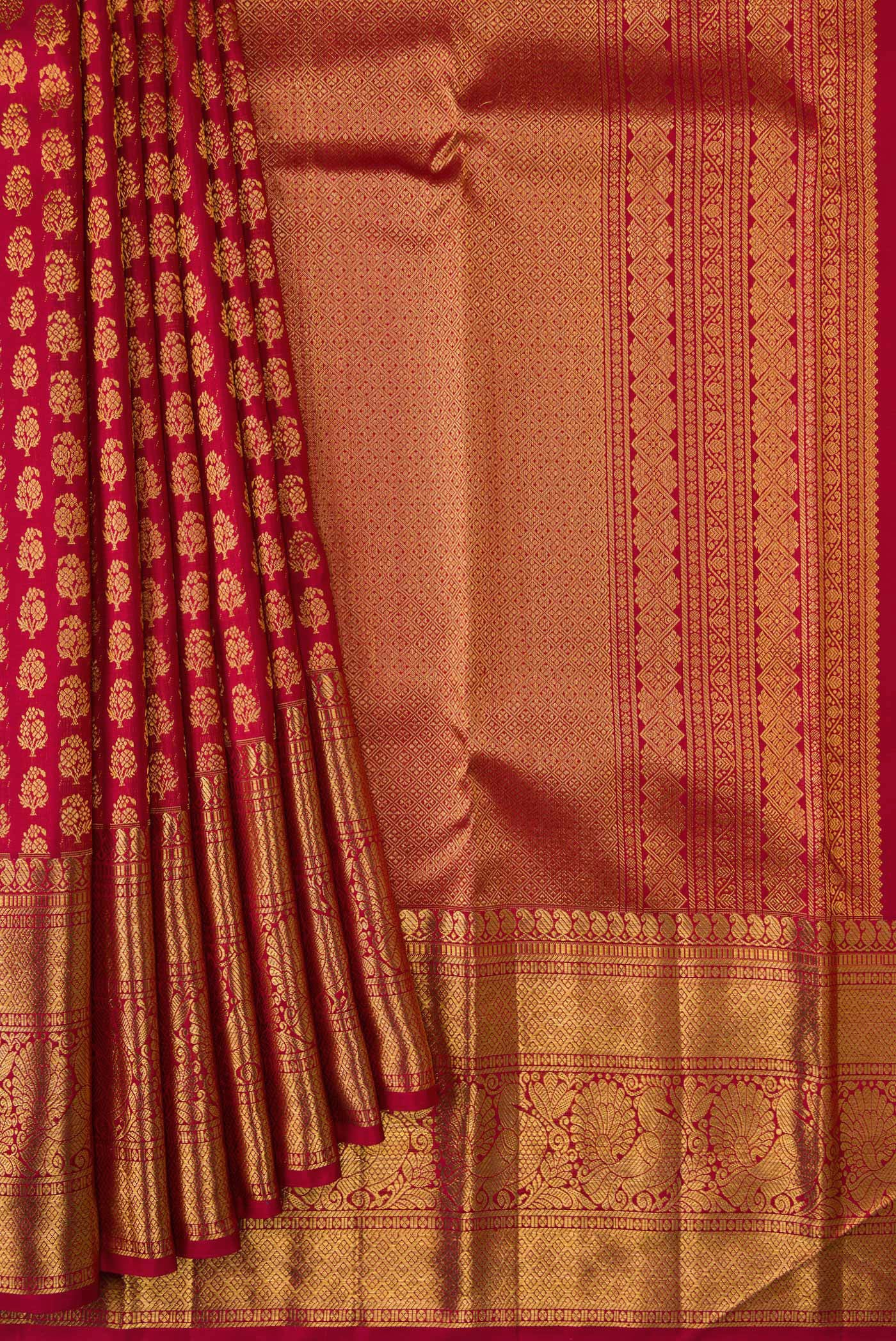 Pleats and pallu of Red Dual Tone Kanchipuram Silk Saree with Zari Brocade on the body and Zari Border. 