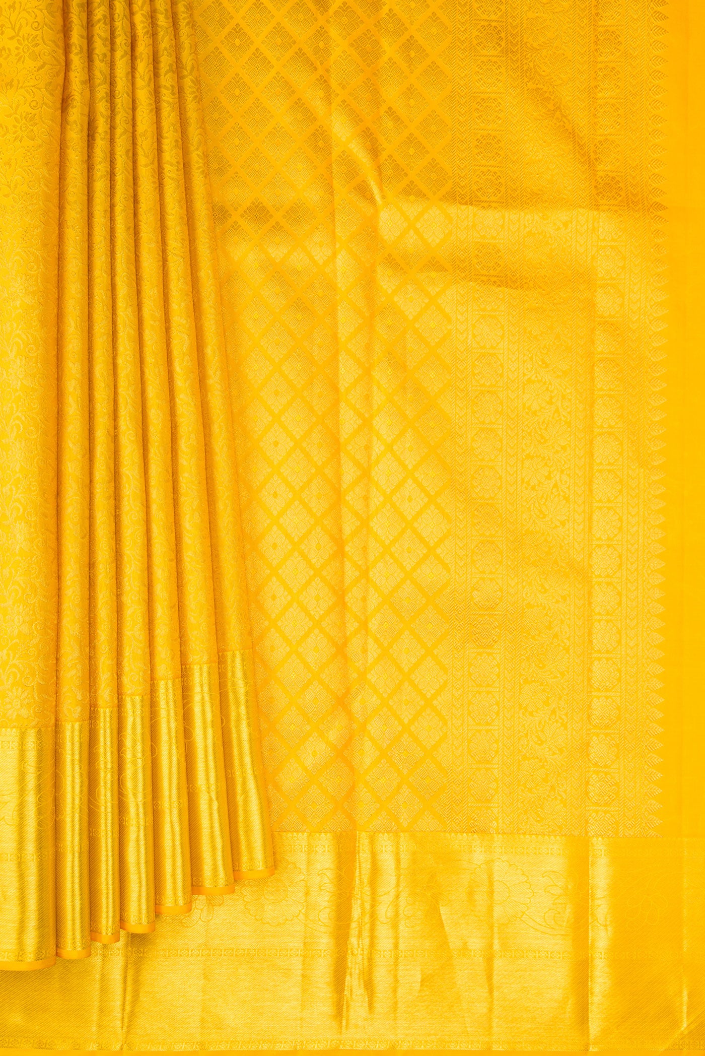 Pleats and pallu of Yellow Dual Tone Kanchipuram Silk Saree with Zari Brocade on the body and Zari Border. 