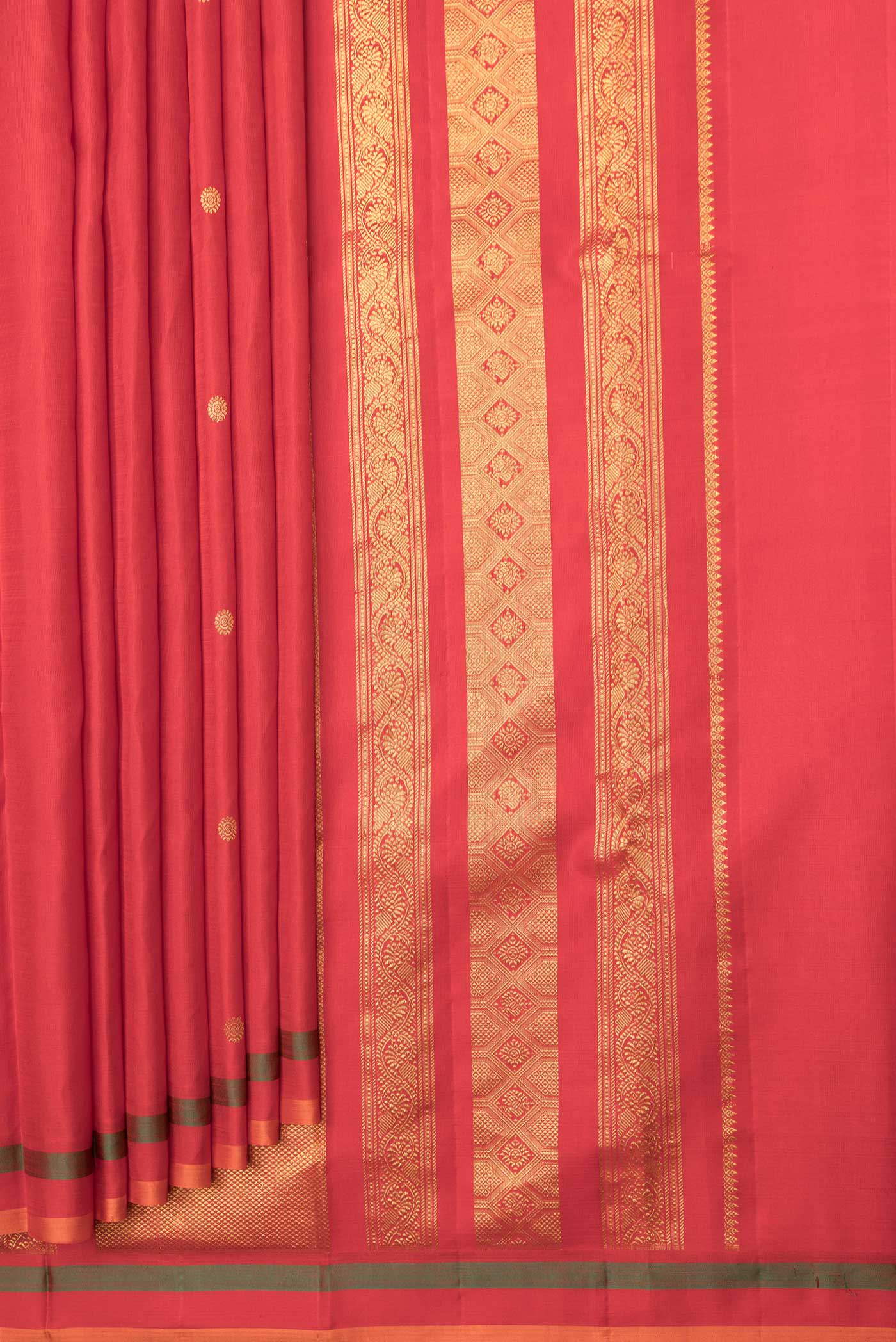 Pleats and pallu of Red Dual Tone Kanchipuram Saree with Zari Butta on the body and Plain Border. 