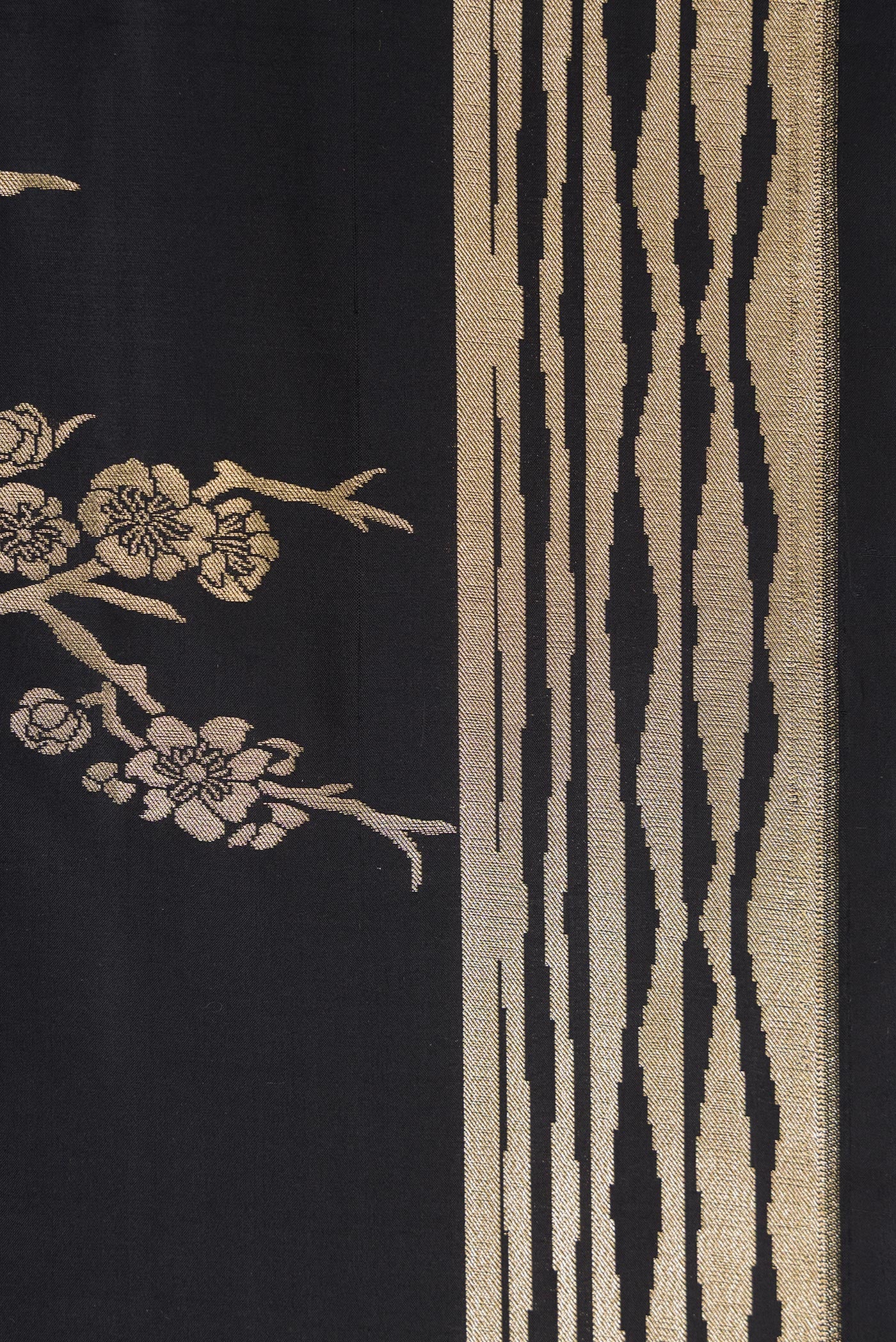 Border image of Black Dual Tone Banarasi Silk Saree with Zari Brocade on the body and Fancy Border. 