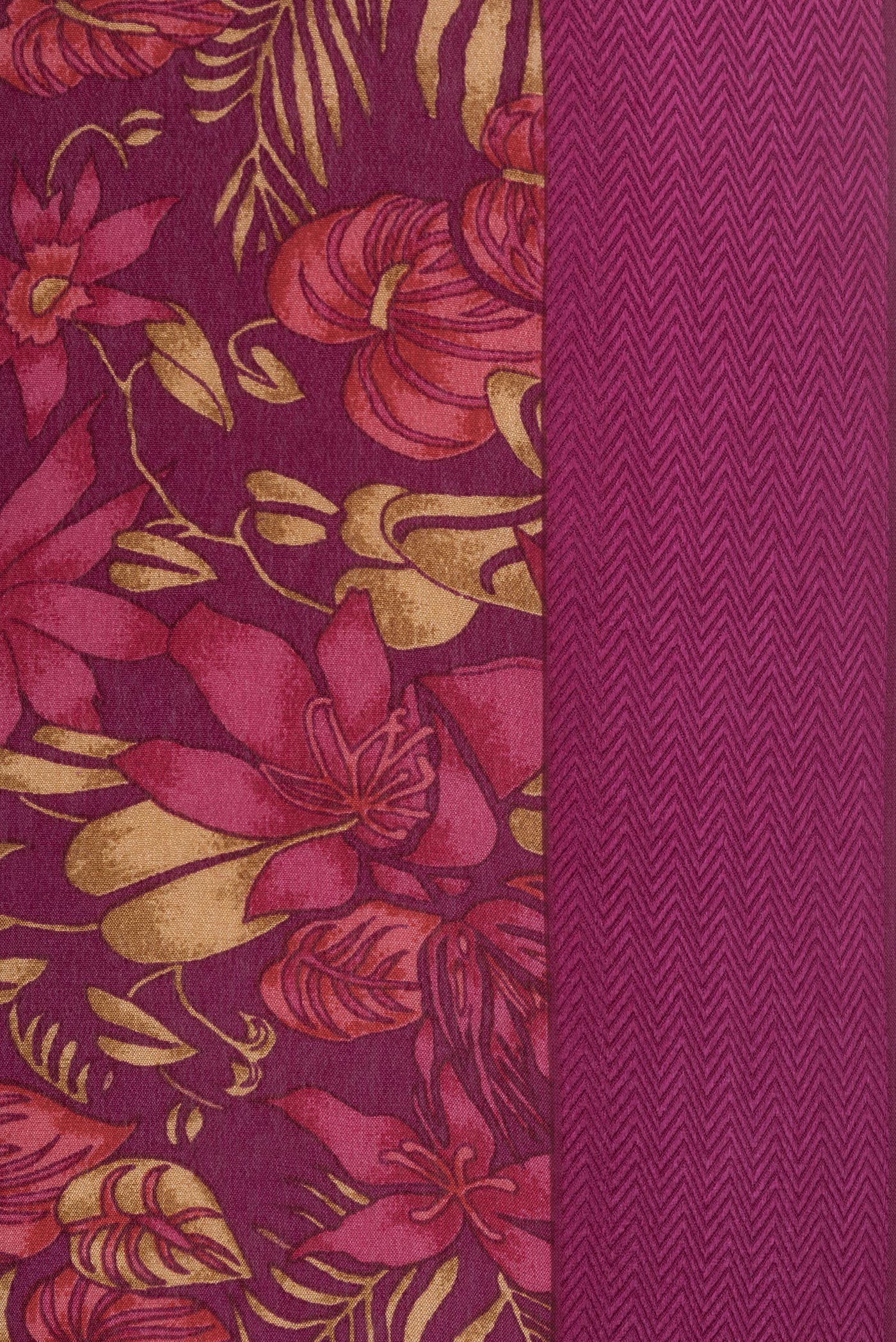 Border image of Magenta Dual Tone Crepe Saree with Printed design on the body and Thread Border. 