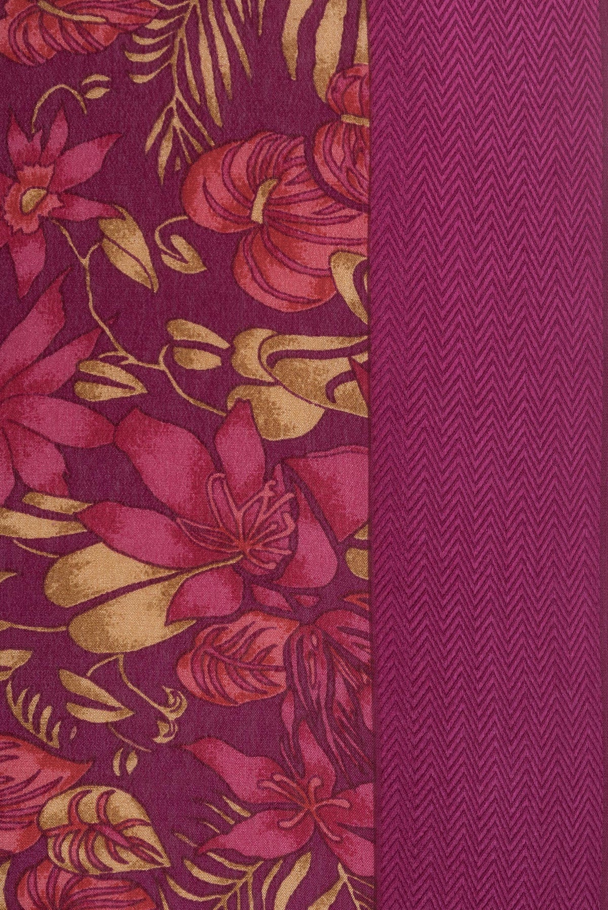 Border image of Magenta Dual Tone Crepe Saree with Printed design on the body and Thread Border. 