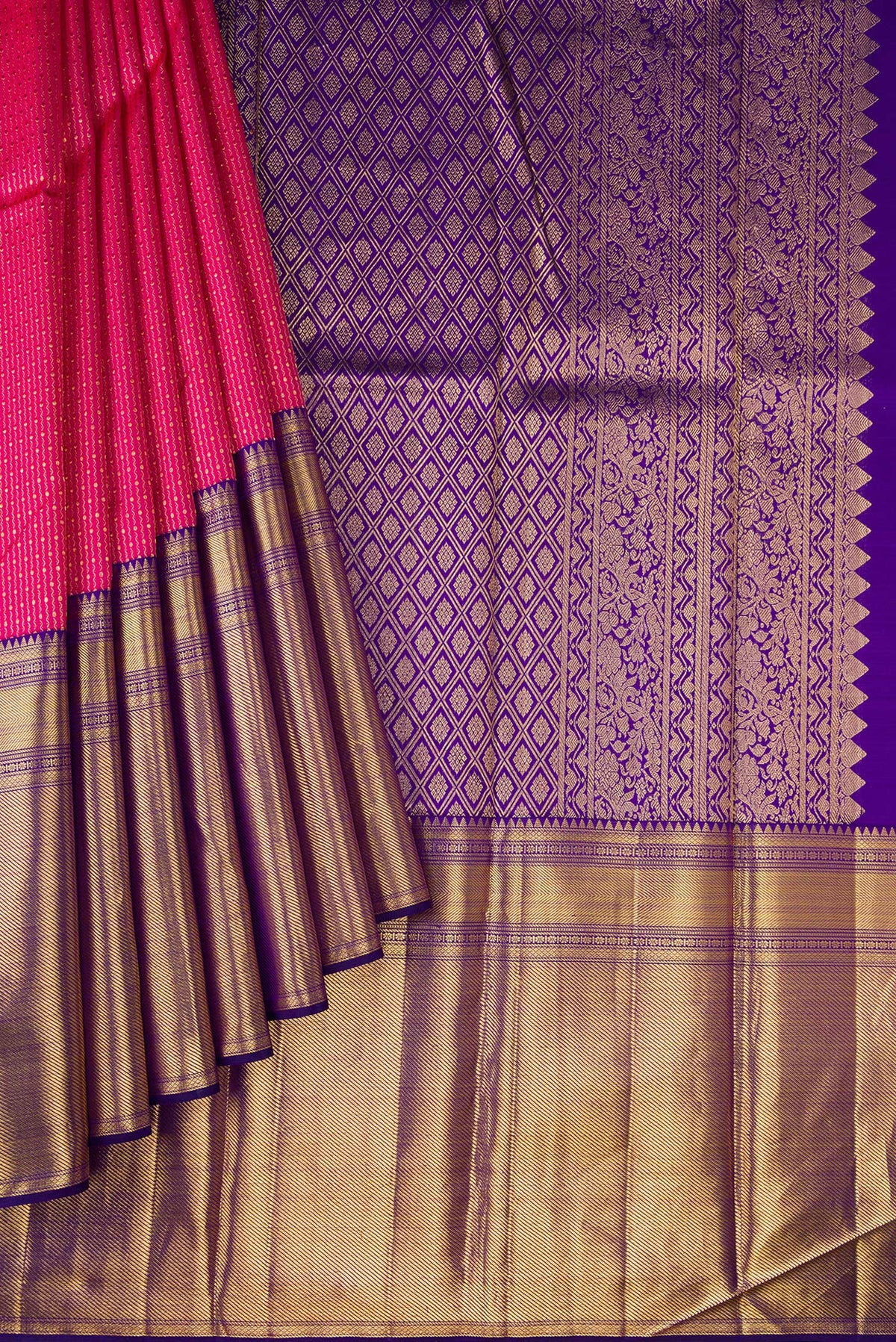 Pleats and pallu of Pink Dual Tone Kanchipuram Silk Saree with Zari Brocade on the body and Zari Border. 
