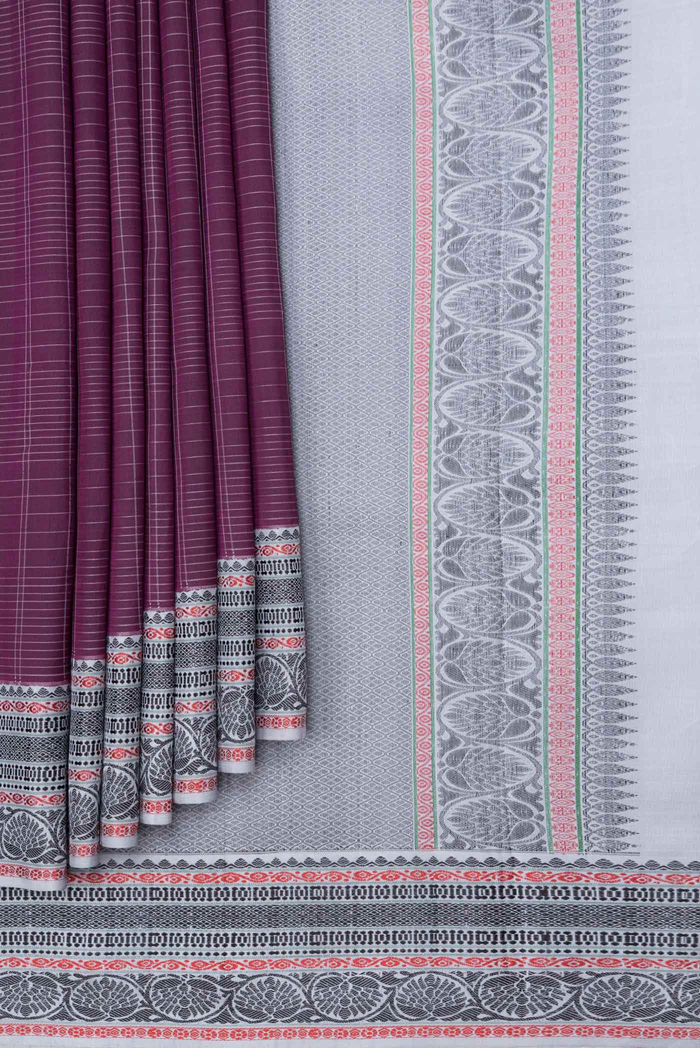Pleats and pallu of Burgundy Dual Tone Kanjivaram Saree with Checked design on the body and Thread Border. 