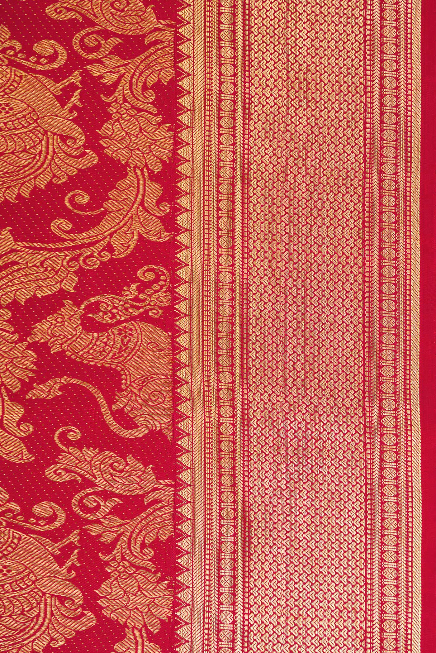 Border image of Maroon Dual Tone Kanchipuram Silk Saree with Zari Brocade on the body and Zari Border. 