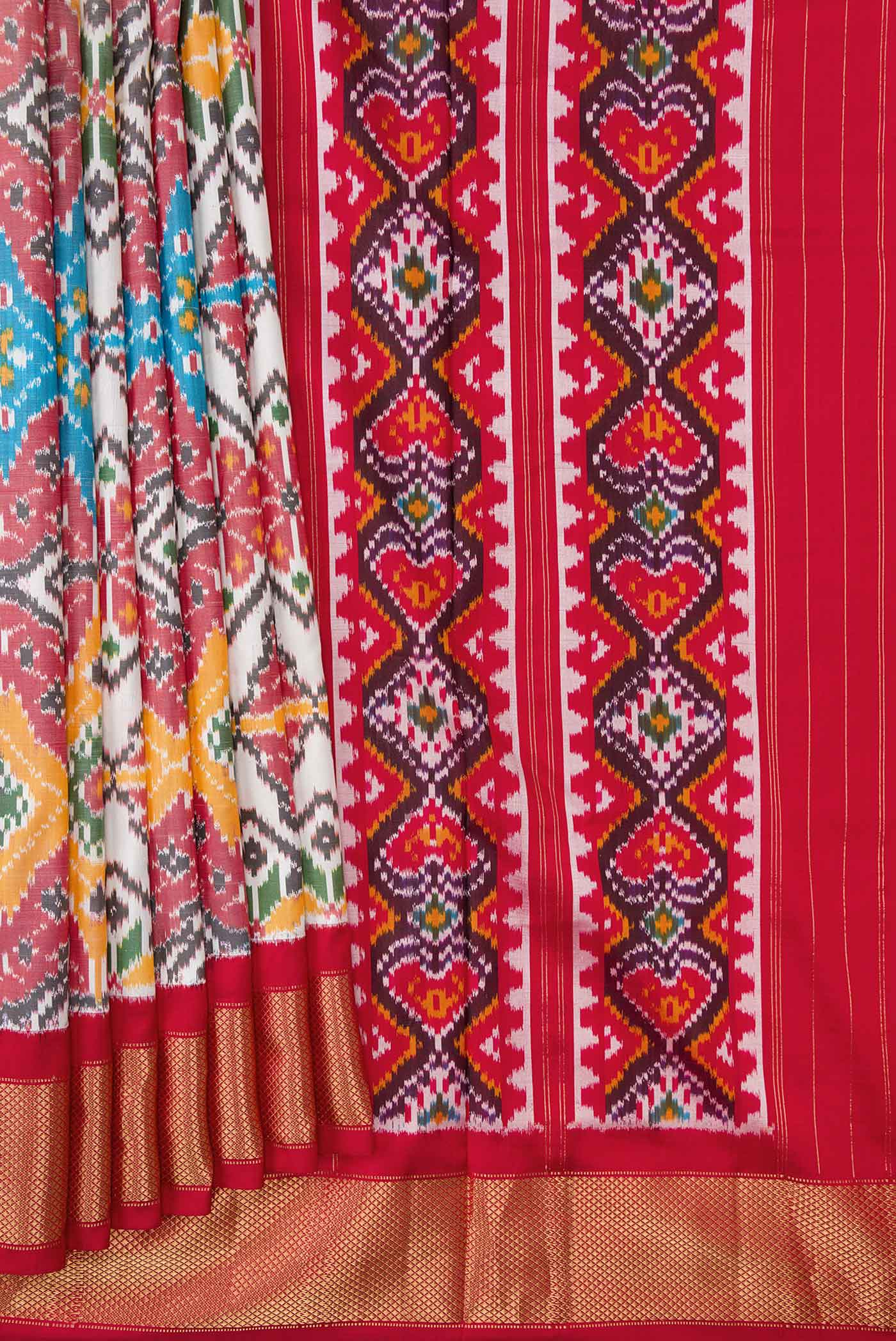 Pleats and pallu of Off White Pochampally Silk Saree with Pure Ikat on the body and Zari Border