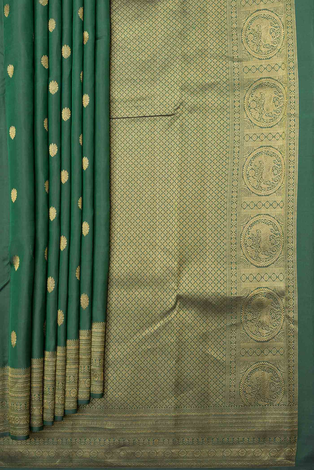 Pleats and pallu of Green Dual Tone Kanchipuram Saree with Zari Butta on the body and Zari Border. 