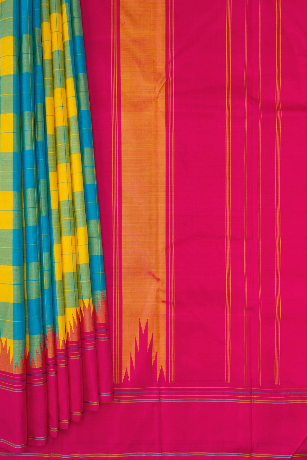 Pleats and pallu of Green and Yellow Color Kanchipuram Silk Saree with Checked design on the body and Thread Border