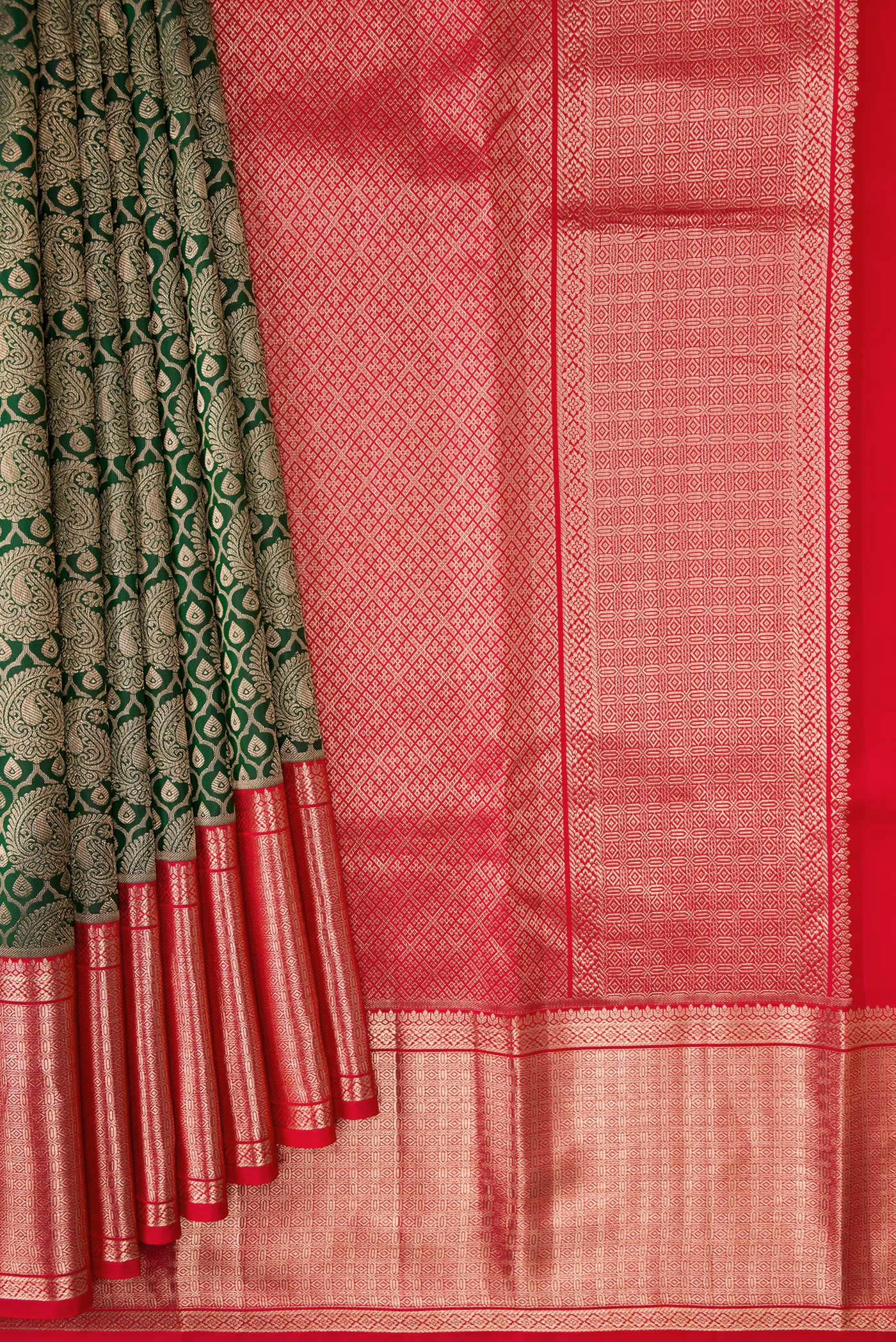 Pleats and pallu of Bottle Green Dual Tone Kanchipuram Silk Saree with Zari Brocade on the body and Zari Border. 