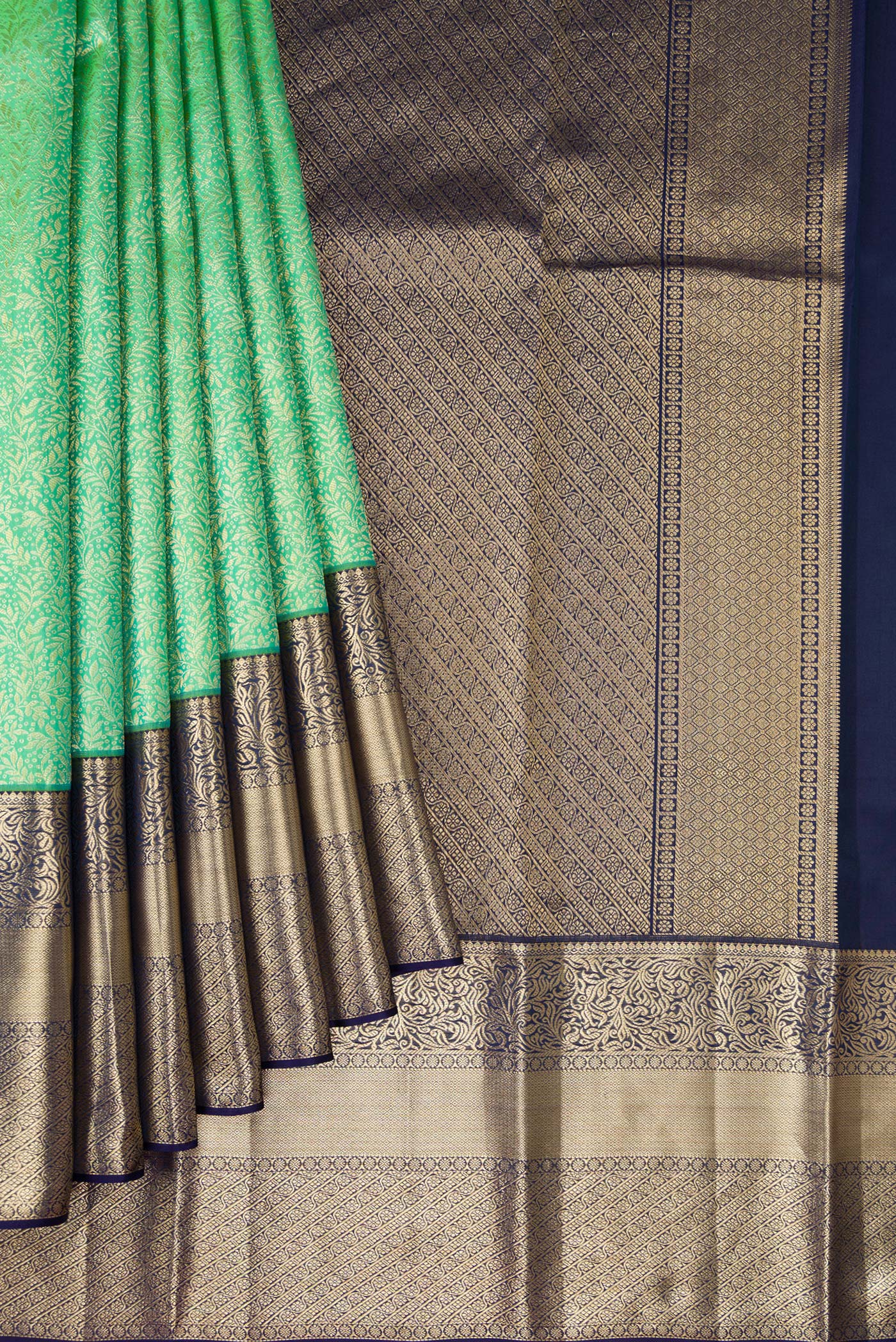 Pleats and pallu of Sea Green Dual Tone Kanchipuram Silk Saree with Zari Brocade on the body and Zari Border. 
