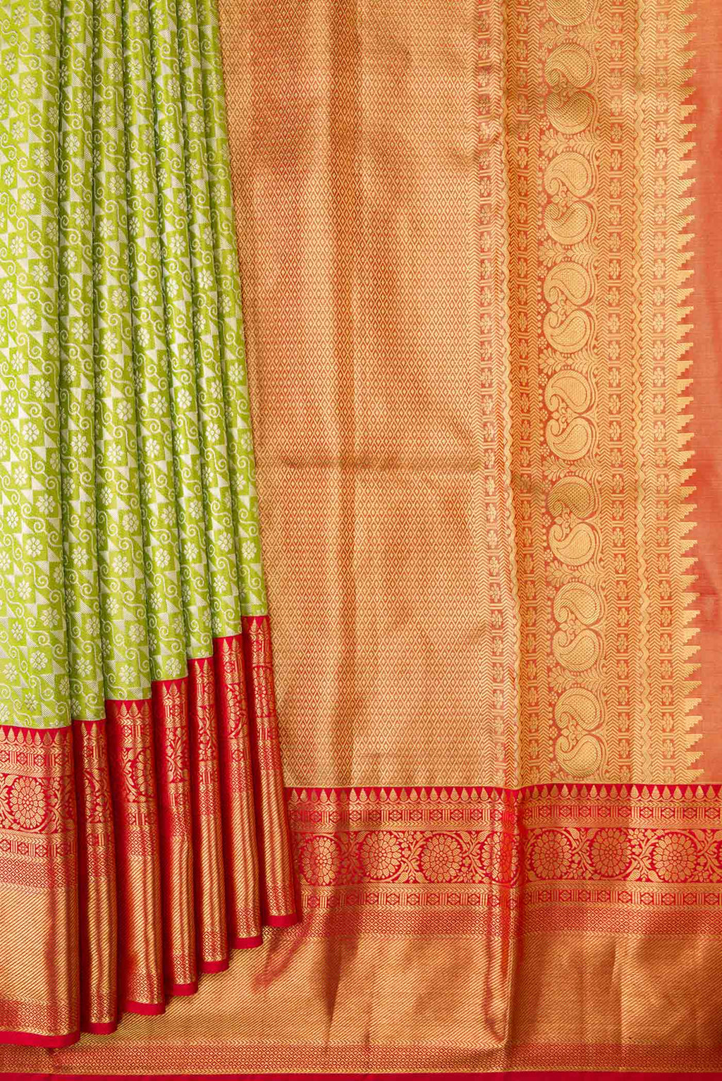 Pleats and pallu of Green Dual Tone Kanchipuram Tissue Silk Saree with Zari Brocade on the body and Zari Border