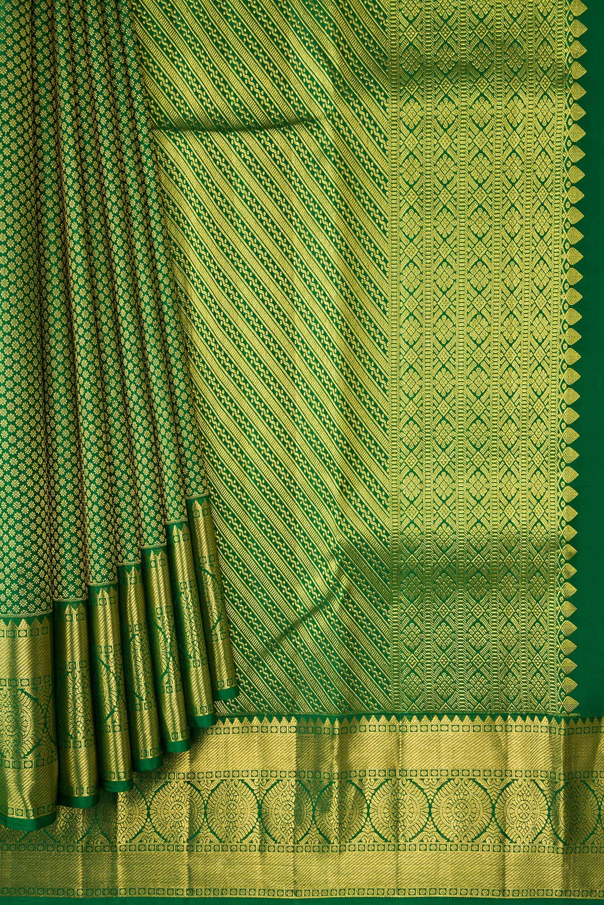 Pleats and pallu of Green Dual Tone Kanchipuram Silk Saree with Zari Brocade on the body and Zari Border. 