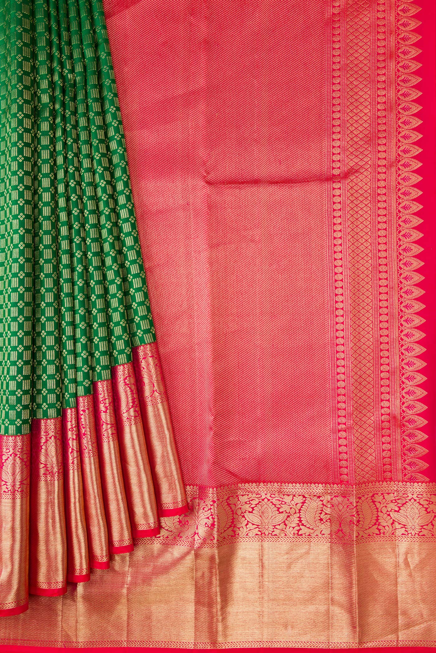 Pleats and pallu of Green Dual Tone Kanjivaram Silk Saree with Zari Brocade on the body and Zari Border. 