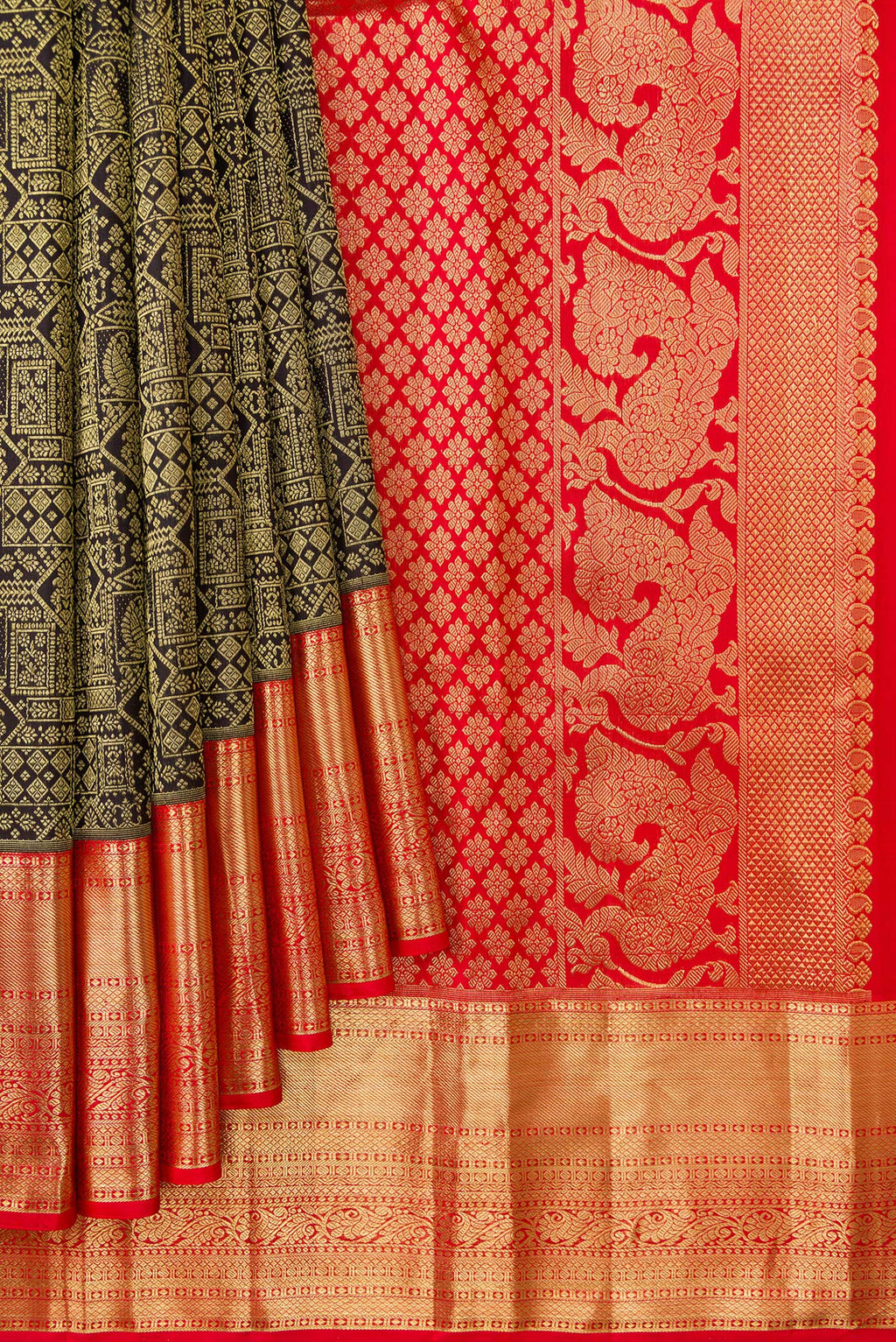 Pleats and pallu of Black Dual Tone Kanjivaram Silk Saree with Zari Brocade on the body and Zari Border. 
