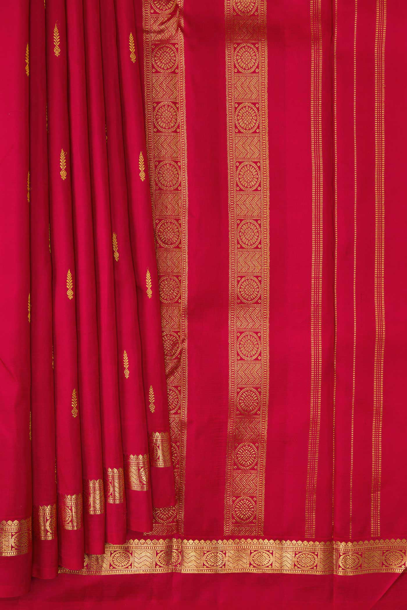 Pleats and pallu of Maroon Dual Tone Kanchipuram Silk Saree with Zari Butta on the body and Zari Border. 