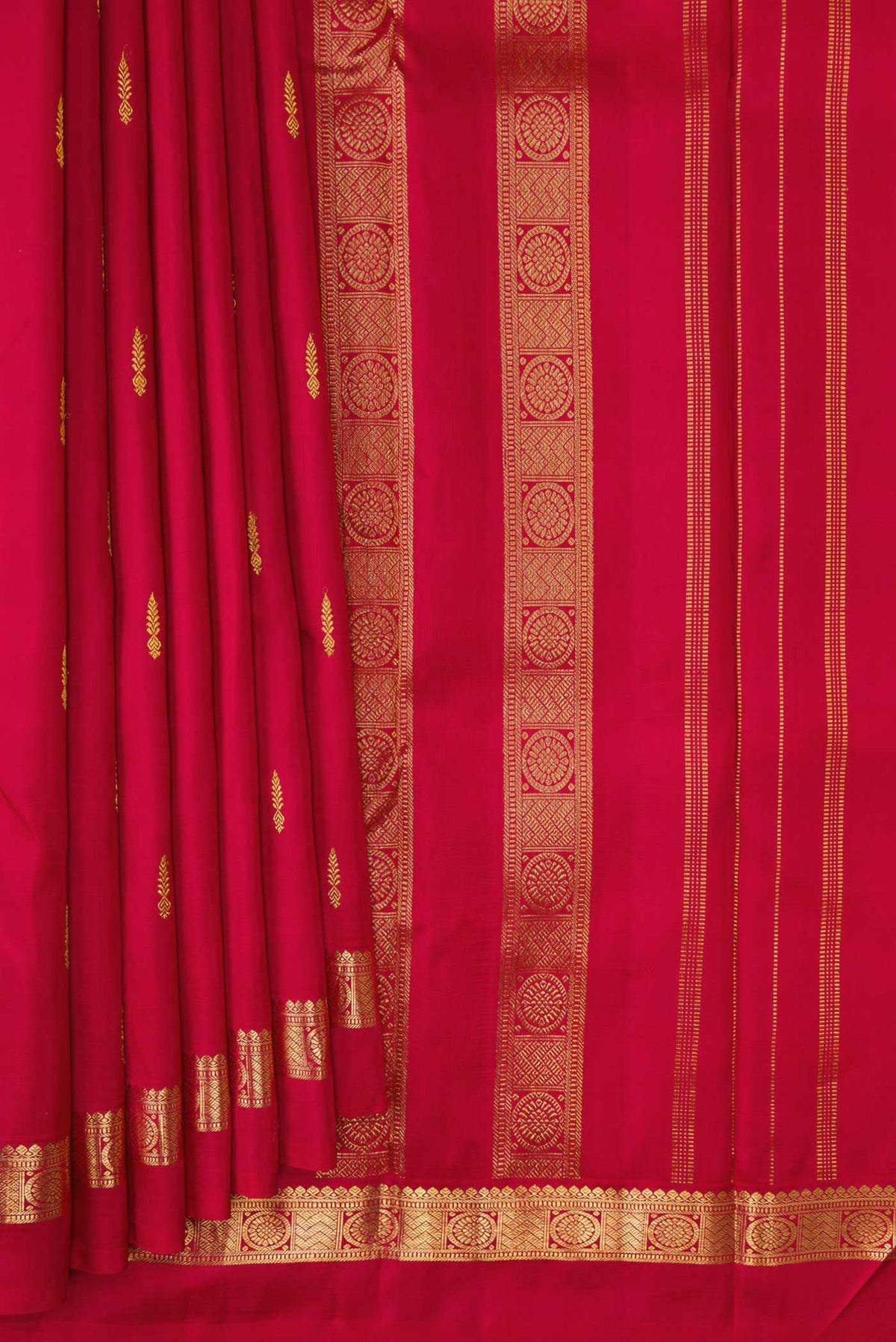 Pleats and pallu of Maroon Dual Tone Kanchipuram Silk Saree with Zari Butta on the body and Zari Border. 