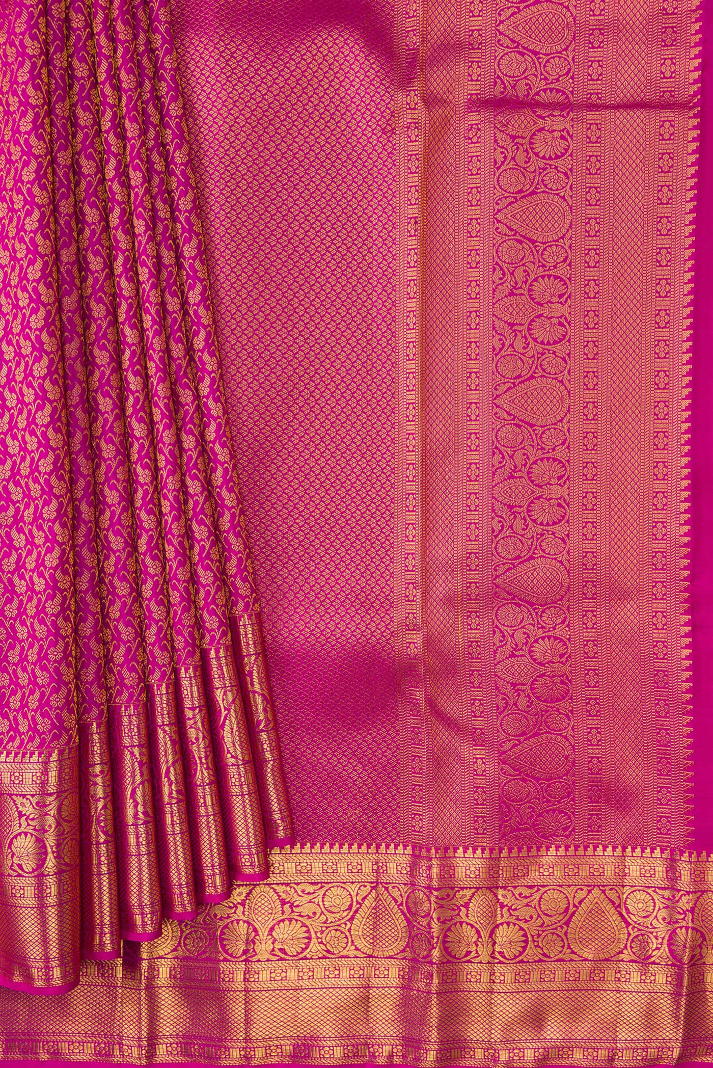 Pleats and pallu of Pink Dual Tone Kanchipuram Silk Saree with Zari Brocade on the body and Zari Border. 