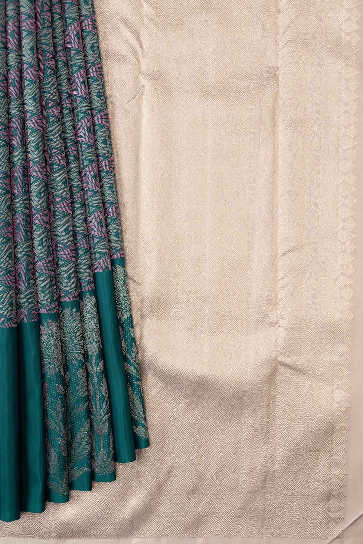 Pleats and pallu of Bottle Green Dual Tone Kanchipuram Silk Saree with Jacquard design on the body and Fancy Border