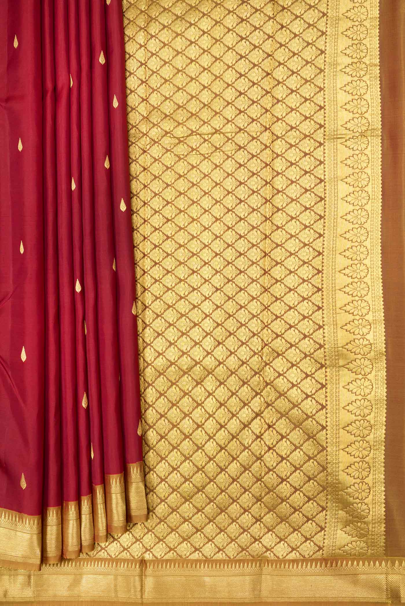 Pleats and pallu of Maroon Dual Tone Kanjivaram Saree with Zari Butta on the body and Zari Border. 