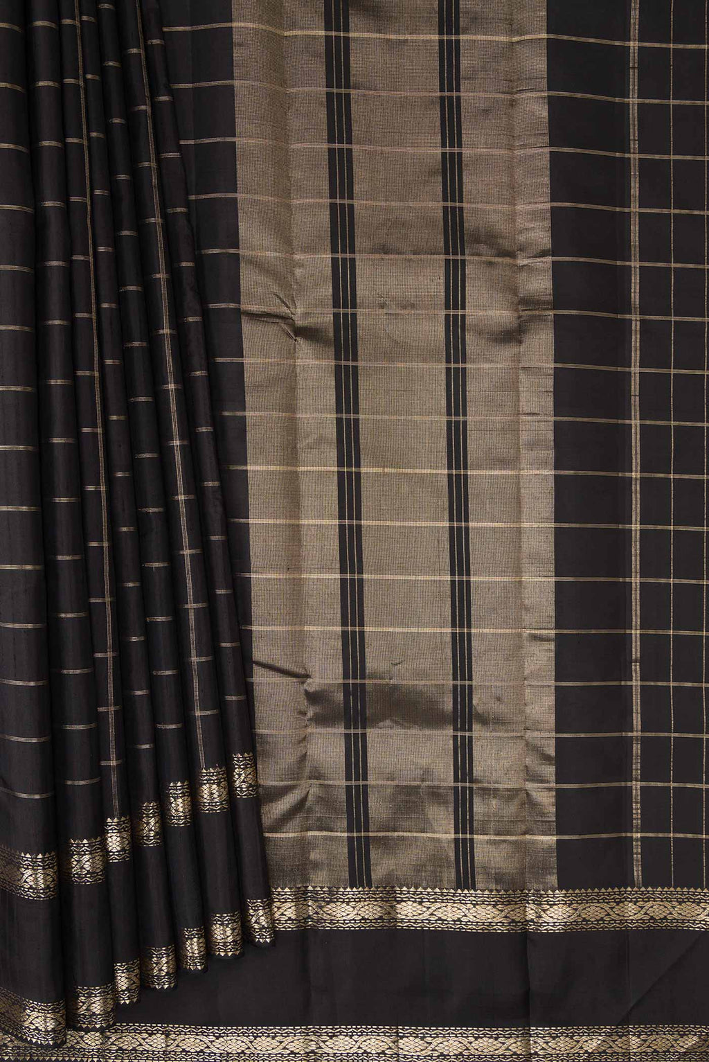 Pleats and pallu of Black Dual Tone Kanchipuram Silk Saree with Checked design on the body and Zari Border