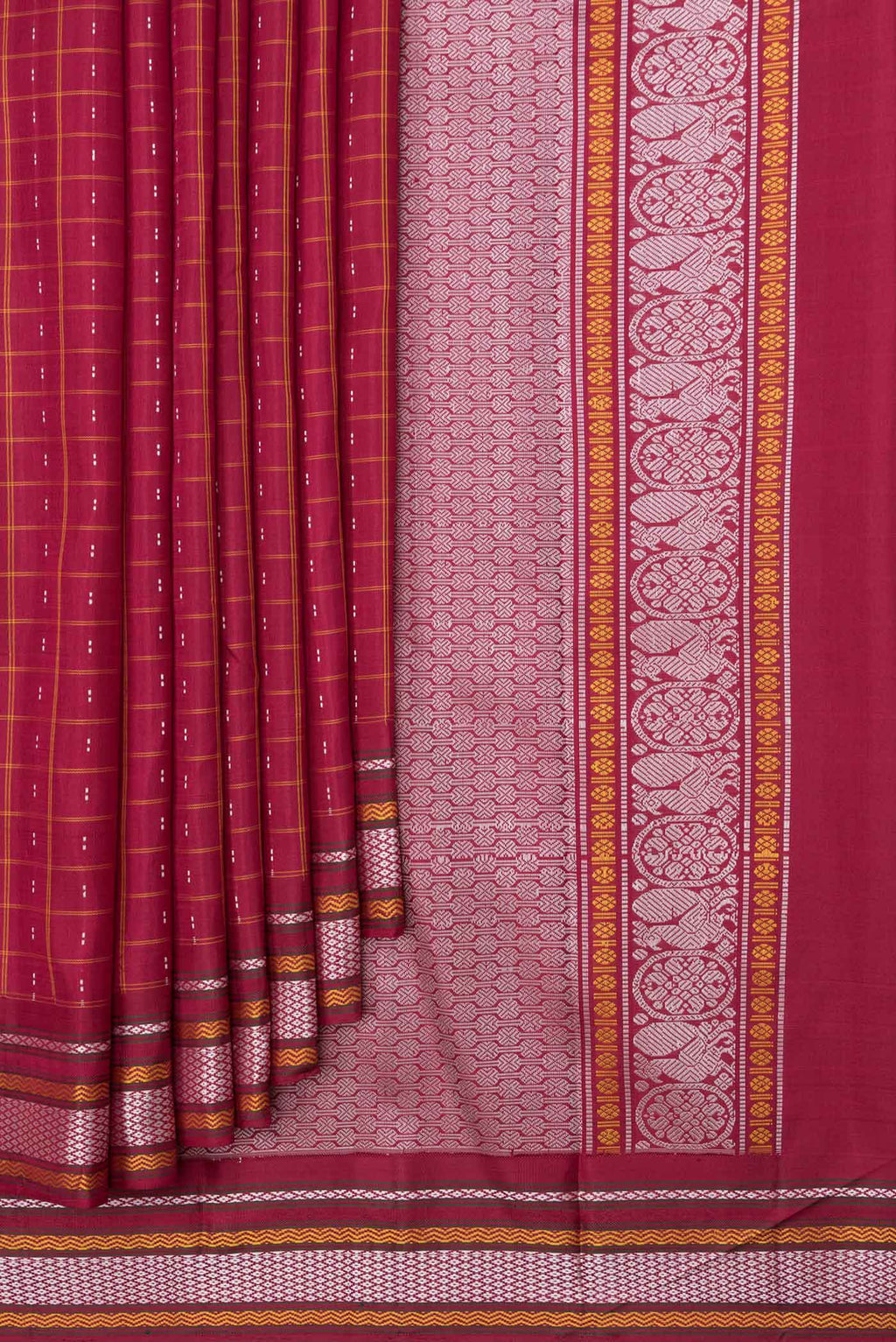 Pleats and pallu of Maroon Dual Tone Kanchipuram Saree with Checked design on the body and Thread Border. 
