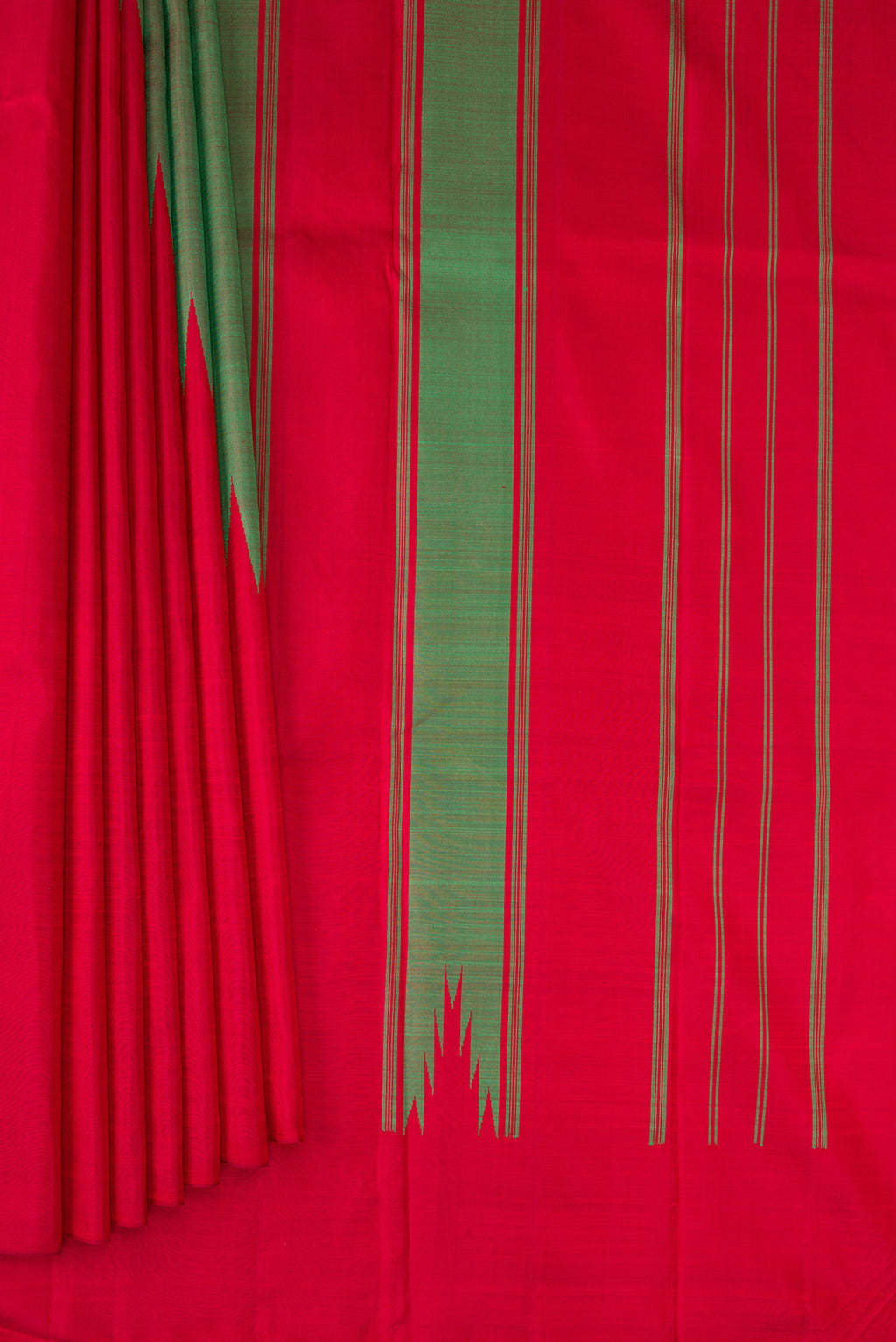Pleats and pallu of Green Dual Tone Kanchipuram Silk Saree with Plain Body and Temple Border. 