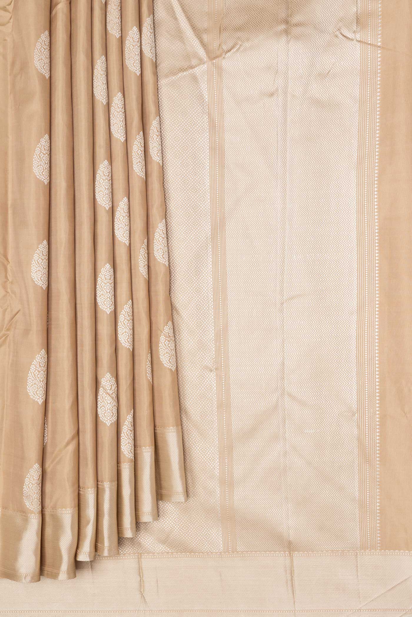 Pleats and pallu of Beige Dual Tone Kanjivaram Saree with Thread Butta on the body and Thread Border. 