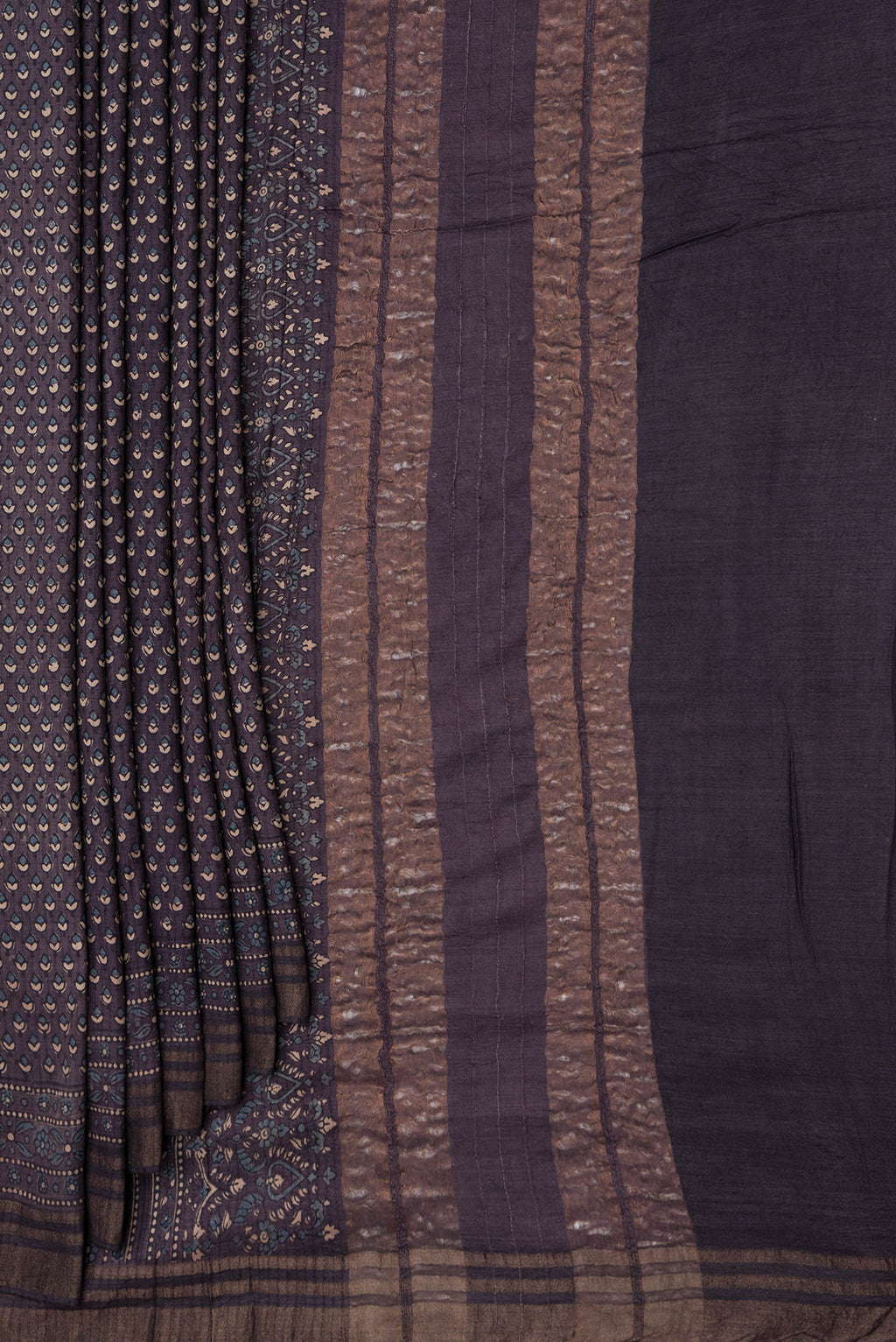 Pleats and pallu of Purple Dual Tone Linen Saree with Printed design on the body and Zari Border. 