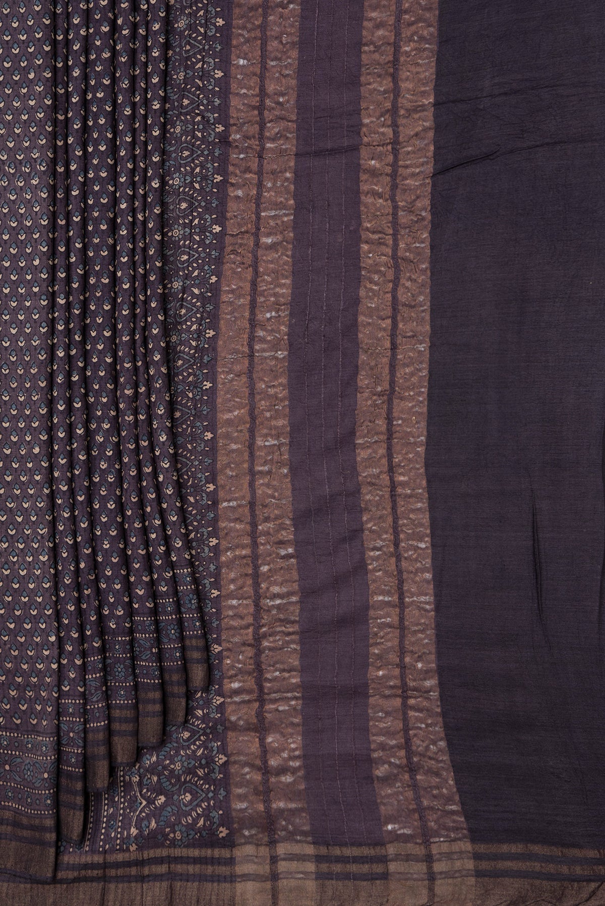 Pleats and pallu of Purple Dual Tone Linen Saree with Printed design on the body and Zari Border. 