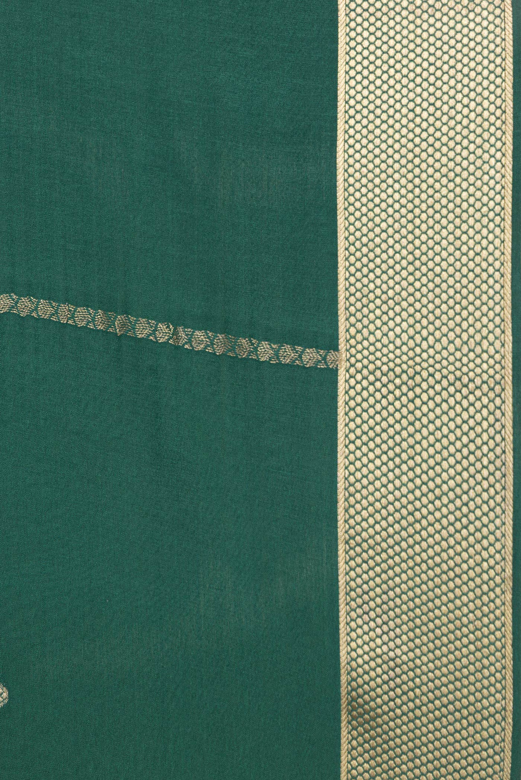 Border image of Bottle Green Dual Tone Mysore Silk Saree with Zari Butta on the body and Zari Border. 