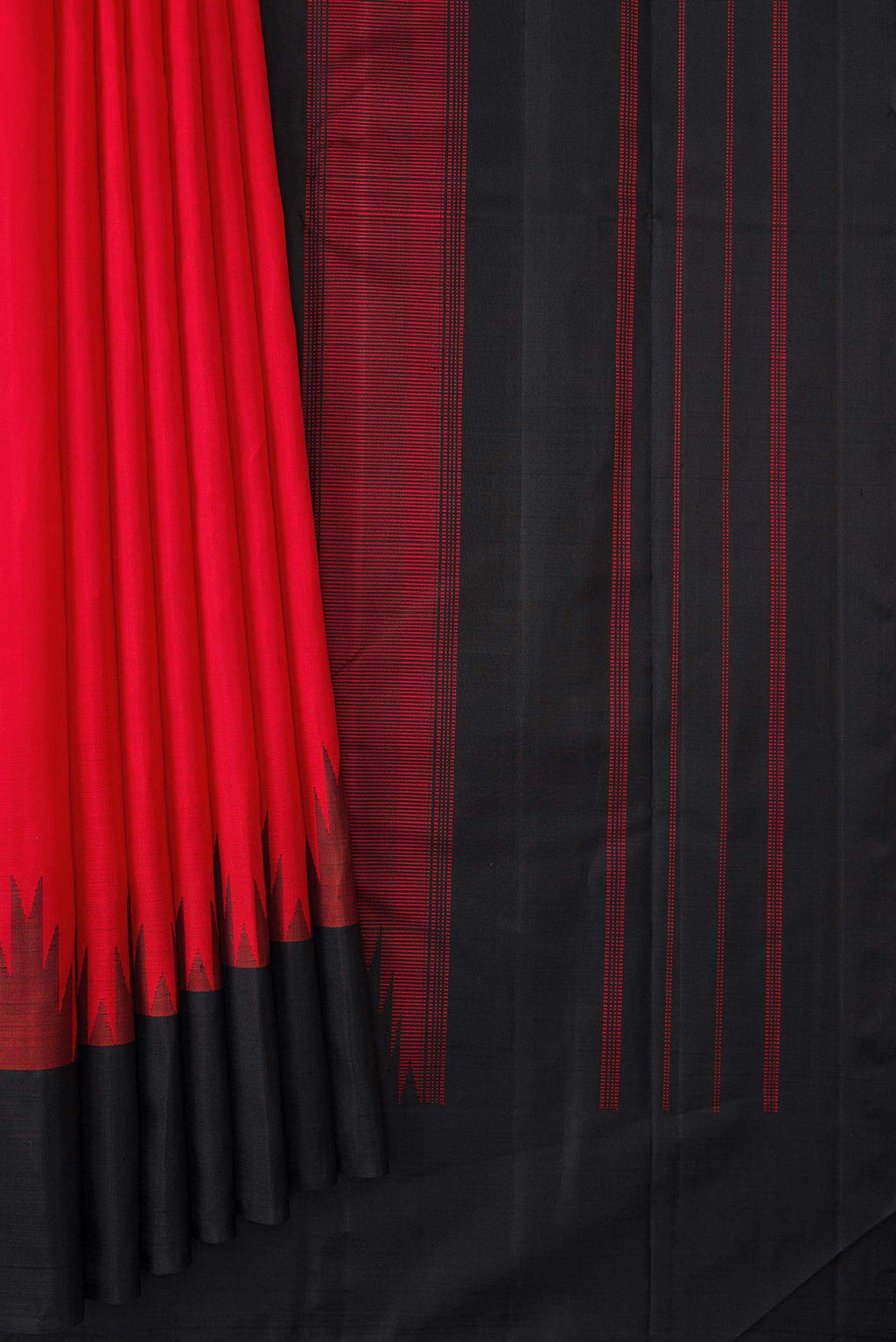 Pleats and pallu of Red Dual Tone Kanchipuram Silk Saree with Plain Body and Temple Border