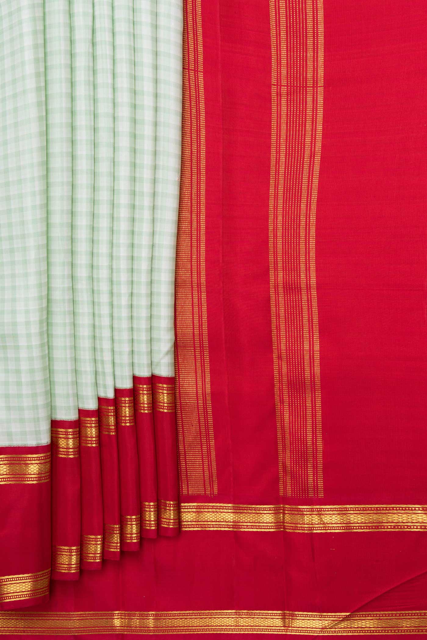 Pleats and pallu of Green Dual Tone Kanchipuram Saree with Checked design on the body and Zari Border
