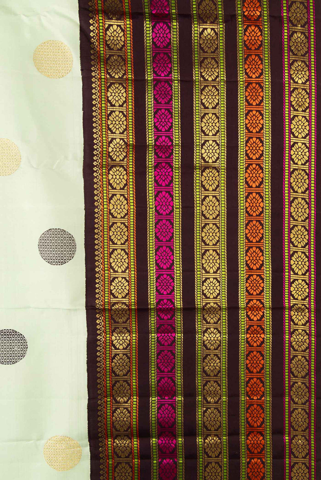Border image of Pure Silk Pure Zari Pista Green Dual Tone Kanchipuram Saree with Zari And Thread Butta on the body and Zari And Thread Border