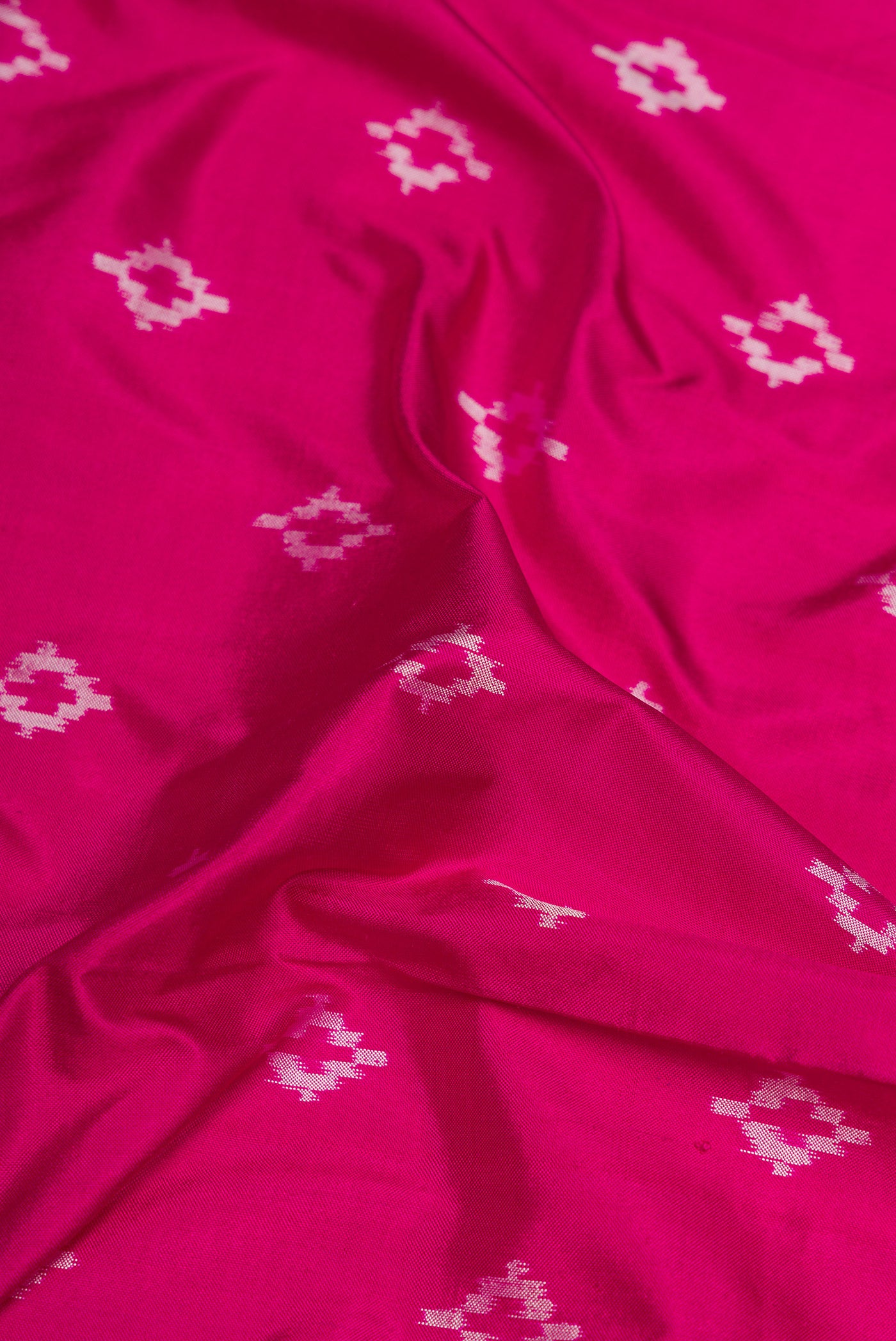 Close up of Pink Dual Tone Double Ikat Nine Yards Saree with Ikat Print on the body and Zari Border.  displaying folds
