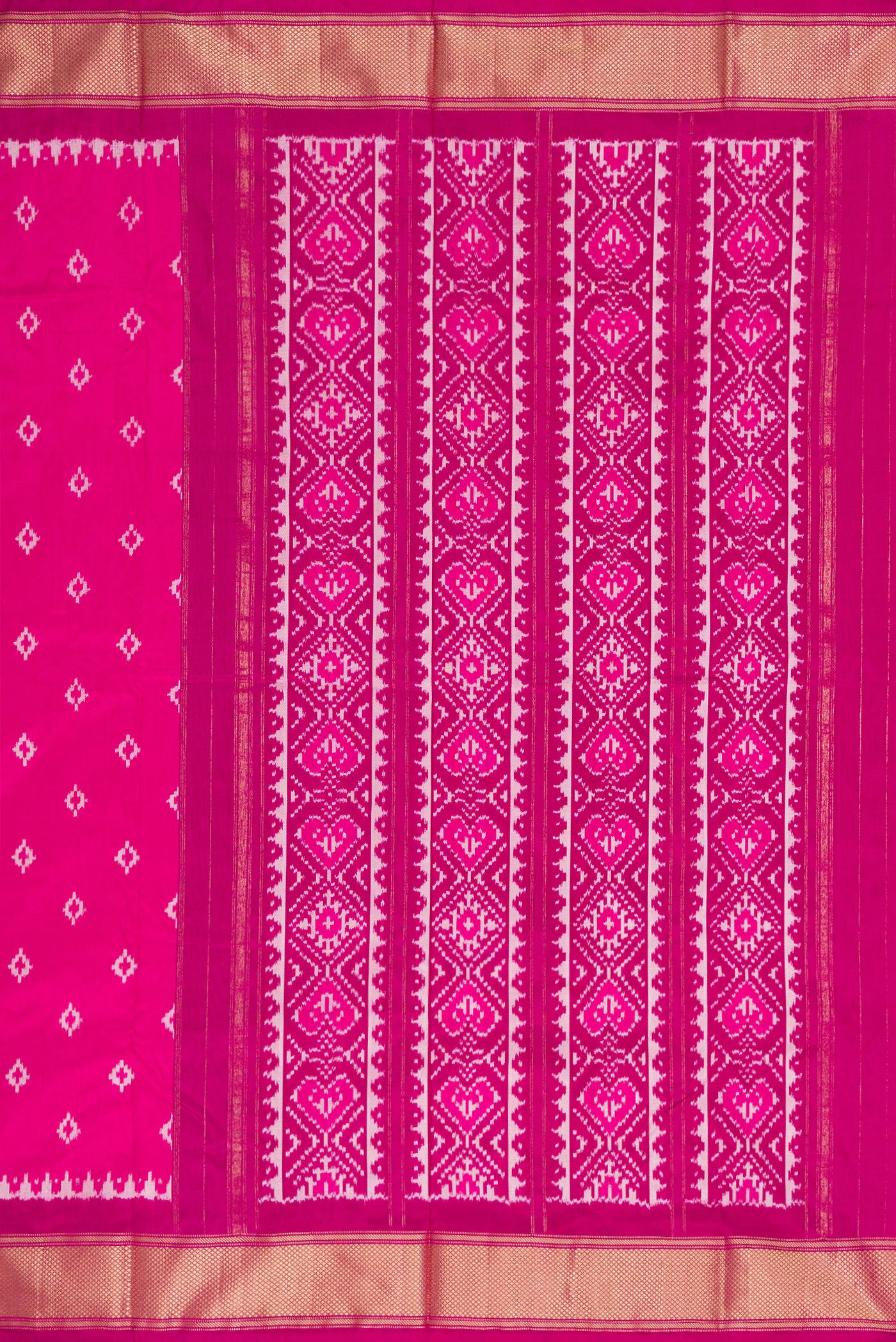 Close up image of the pallu of Pink Dual Tone Double Ikat Nine Yards Saree with Ikat Print on the body and Zari Border. 