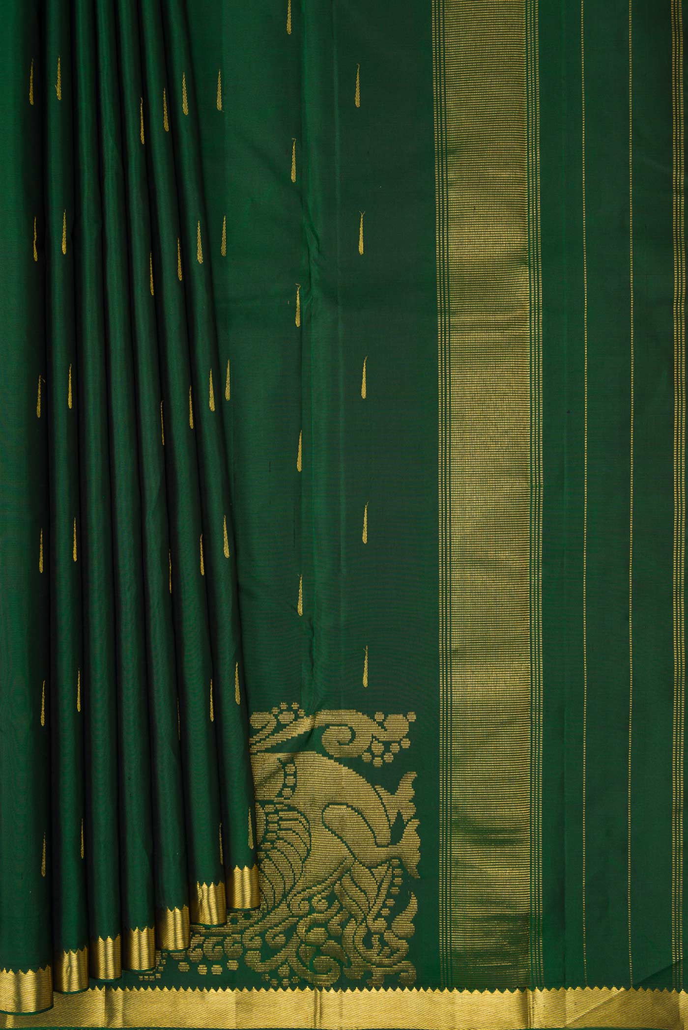 Pleats and pallu of Bottle Green Dual Tone Kanchipuram Silk Saree with Zari Butta on the body and Zari Border. 