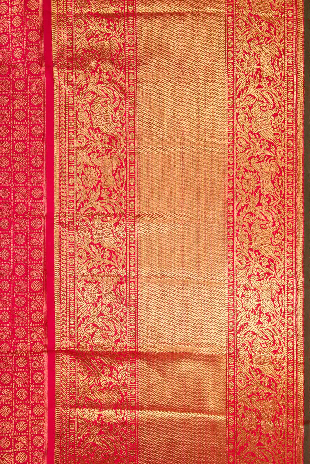 Border image of Pure Silk Pure Zari Dark Pink Dual Tone Kanjivaram Saree with Zari Brocade on the body and Fancy Border. 